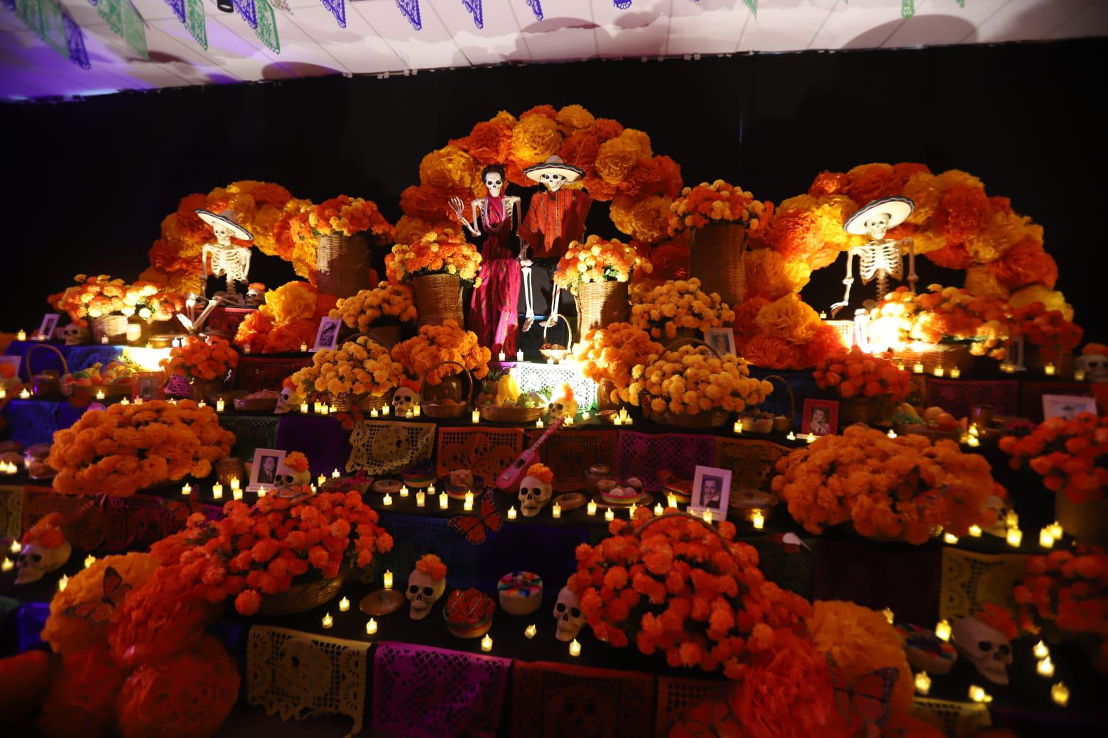 $!Entre cempasúchil, velas y una imponente calavera, Gran Acuario sorprende a sus visitantes