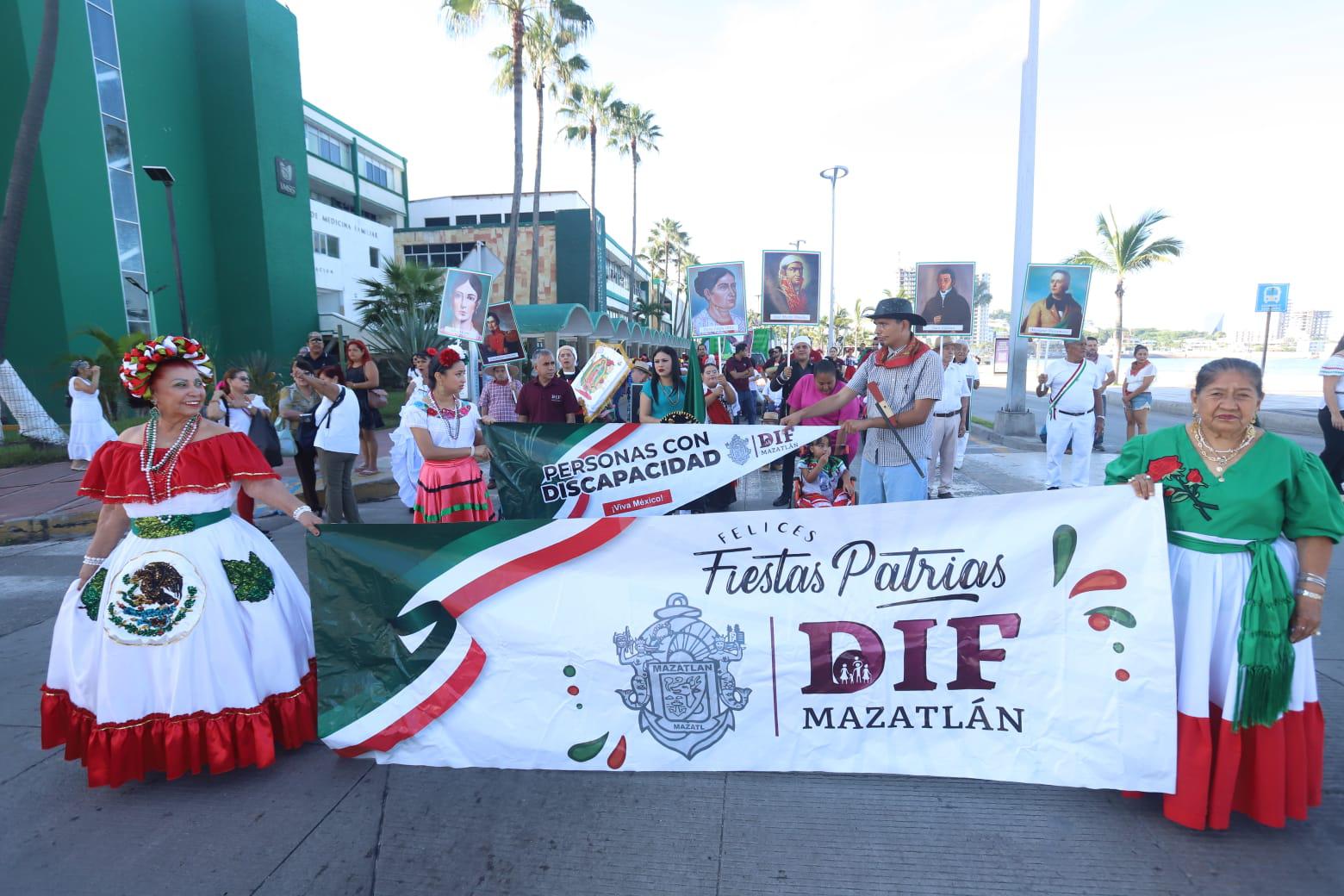 $!El grupo del DIF Municipal encabezó el desfile.