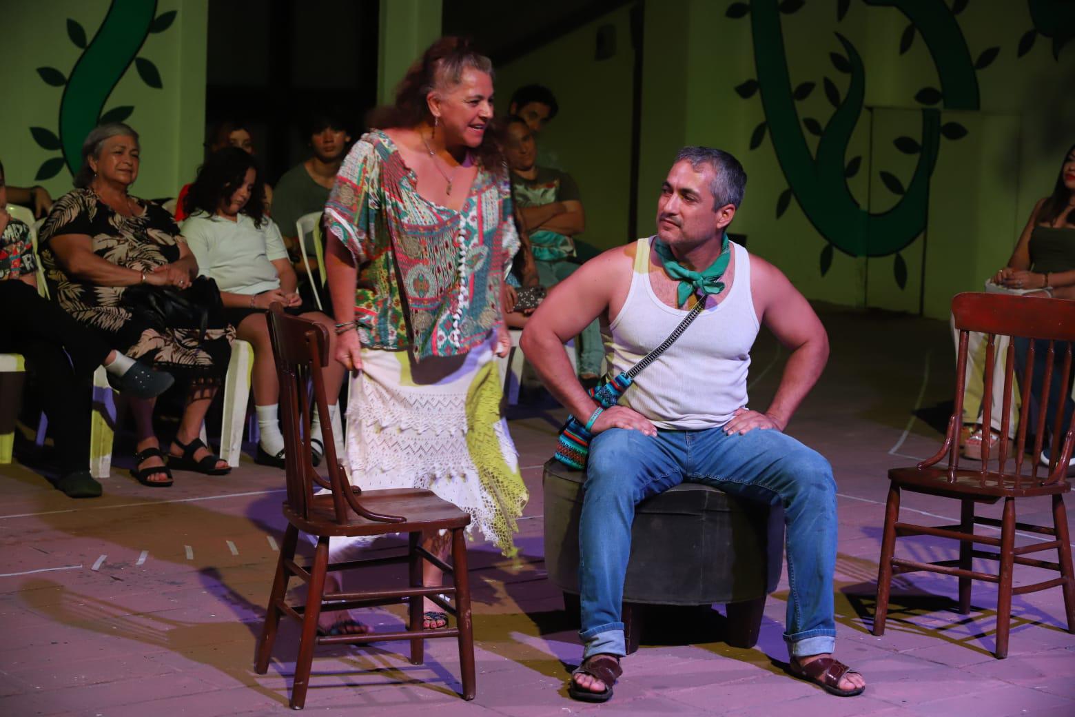 $!Celebran desfile jolgorio para invitar al Segundo Encuentro Regional de Teatro en Mazatlán