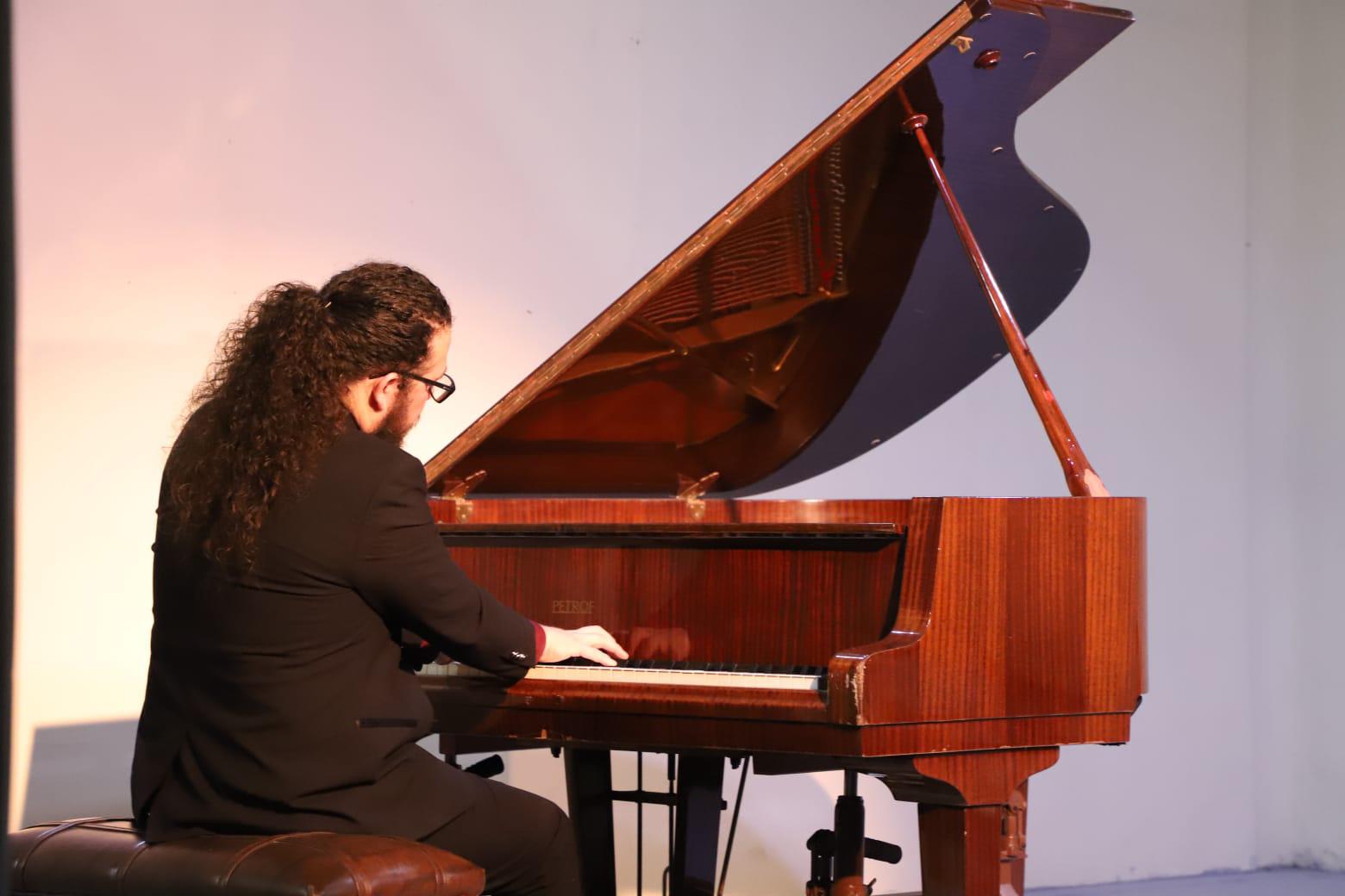 $!El artista deleito a los presentes con su piano y buena música.