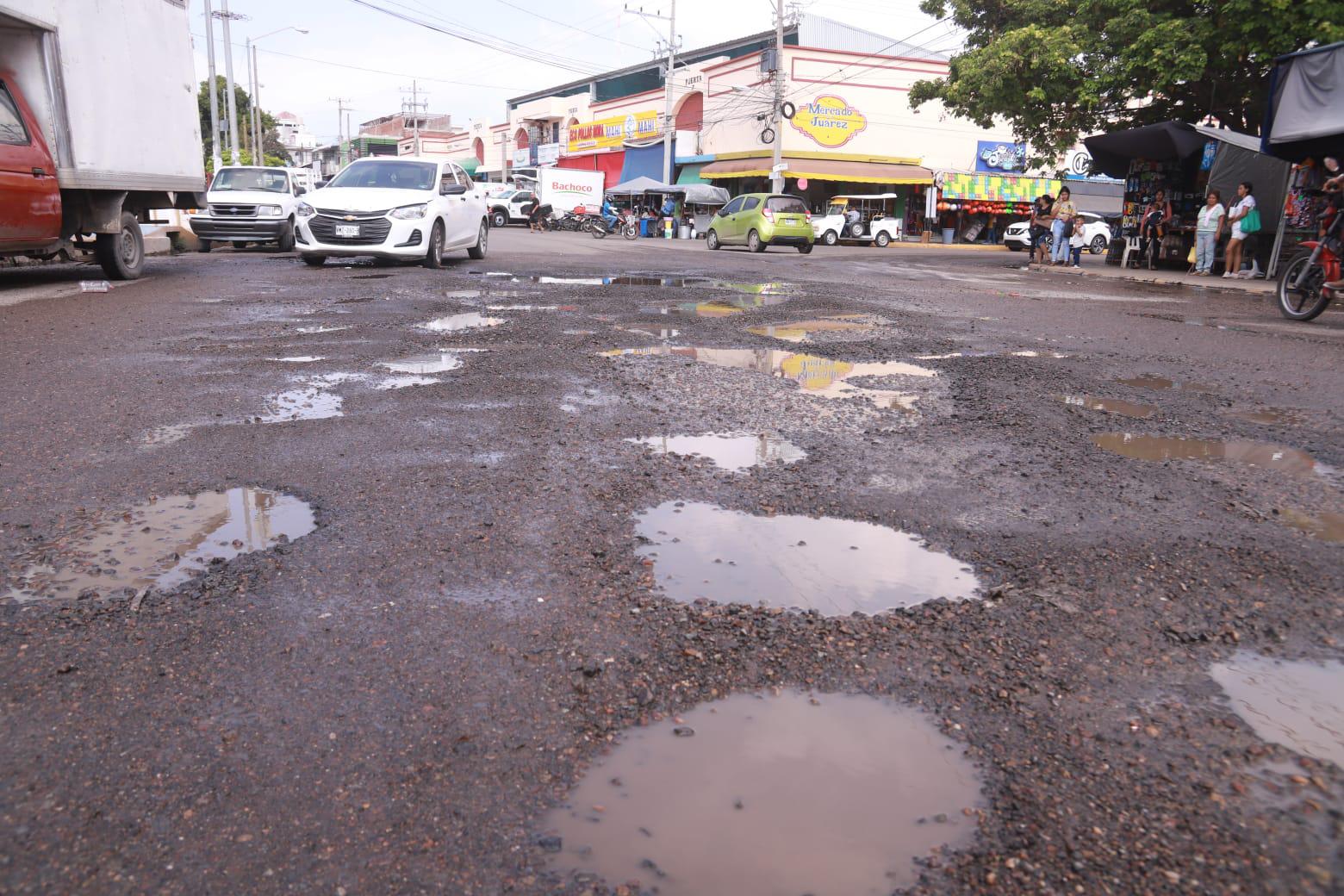 $!Reaparecen los baches en esquina del mercado de la Juárez, en Mazatlán