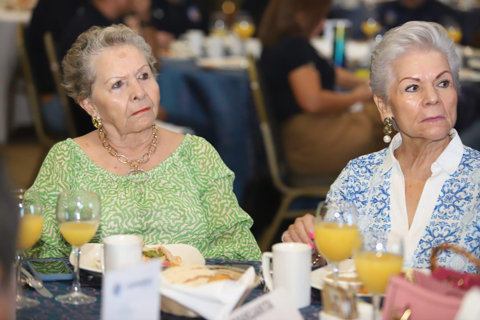 $!Margarita Tirado de Coppel, mamá del expositor, junto a Leonor Medrano de Urquijo.