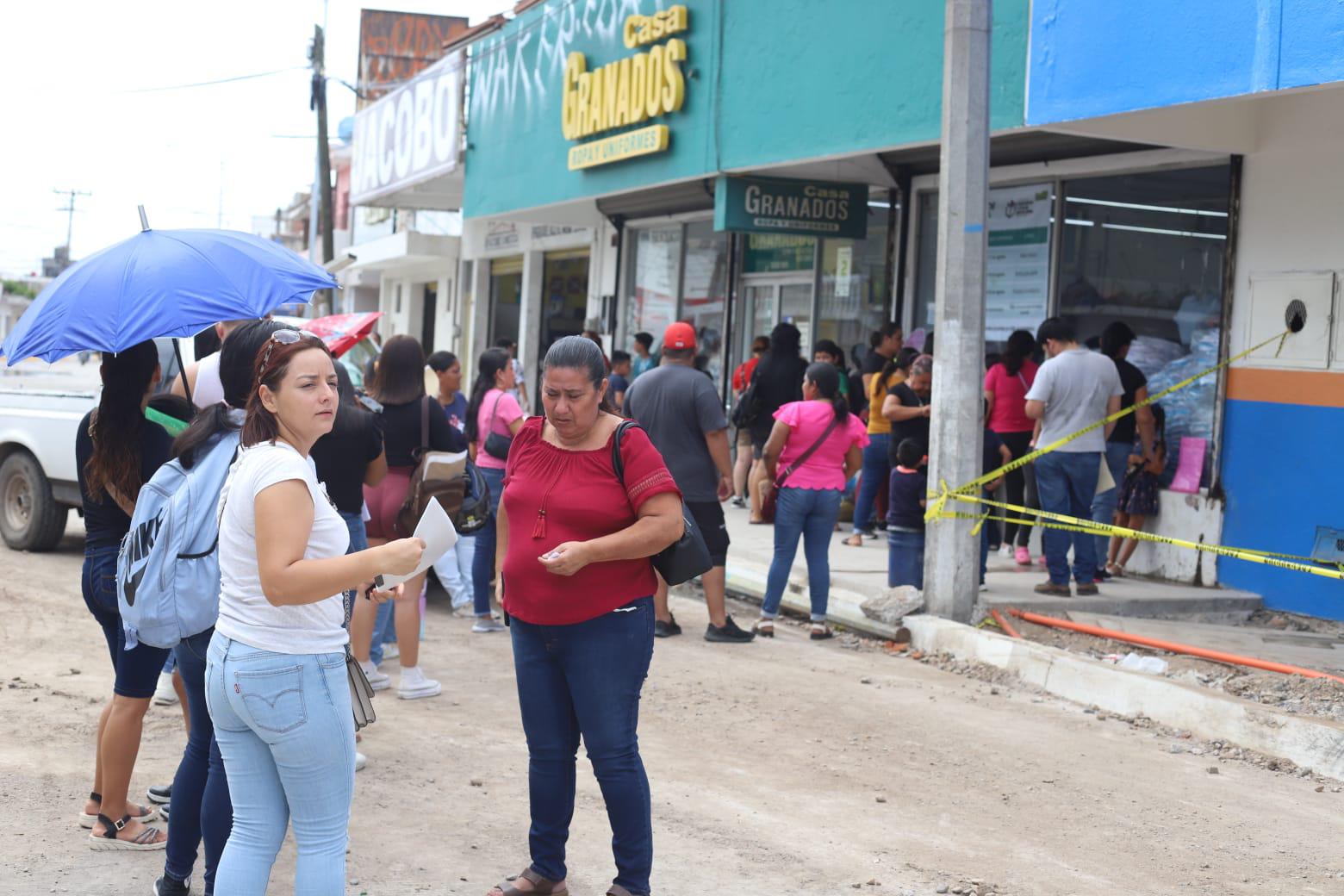 $!Inicia con afluencia moderada el canje de uniformes y útiles escolares gratuitos en la colonia Juárez, en Mazatlán