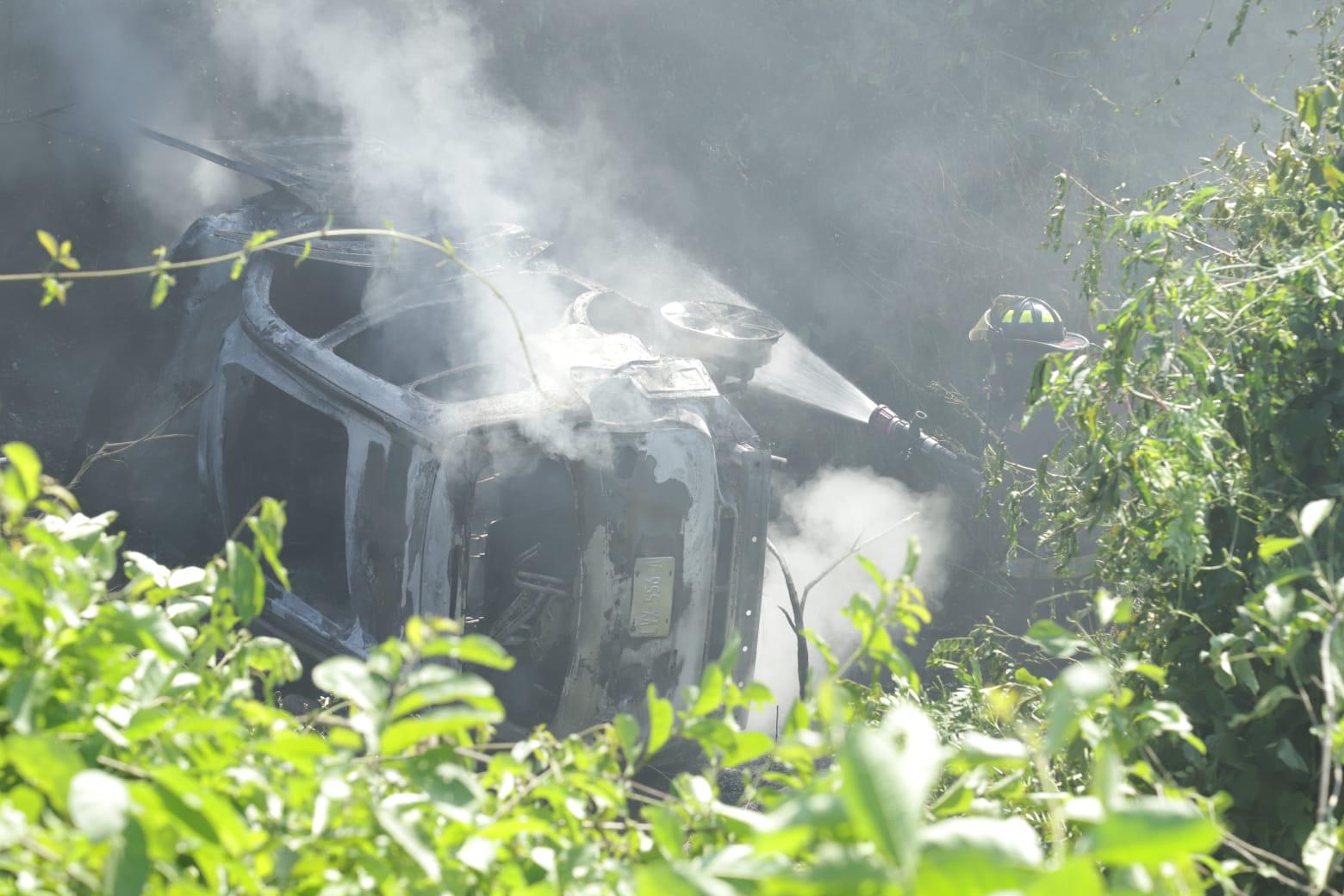 $!Camioneta vuelca y se incendia en la Autopista Mazatlán-Culiacán; hay dos lesionados