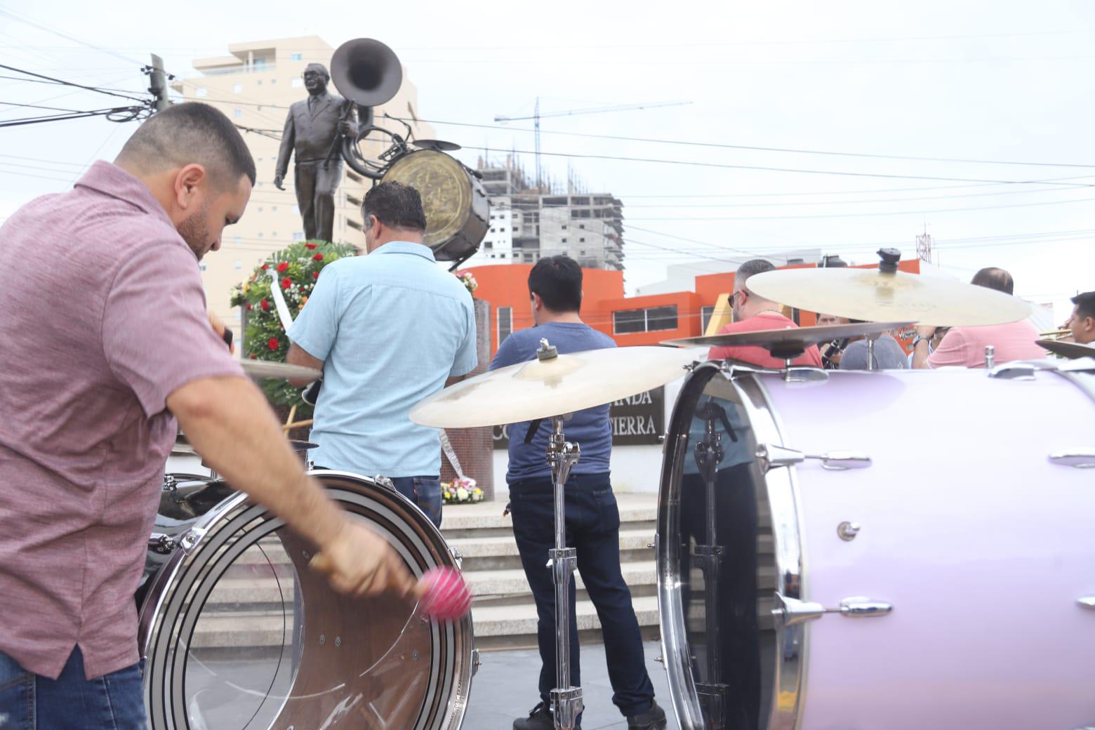 $!Recuerdan a don Cruz Lizárraga al son de la tambora en Mazatlán