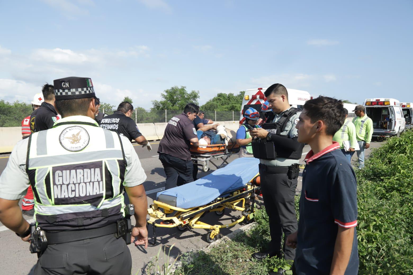 $!Camioneta vuelca y se incendia en la Autopista Mazatlán-Culiacán; hay dos lesionados