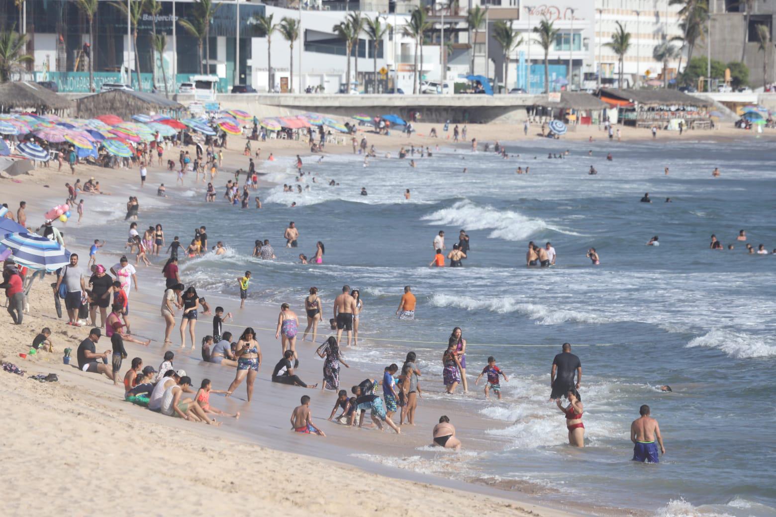 $!Playas de Mazatlán lucen concurridas la tarde de este jueves