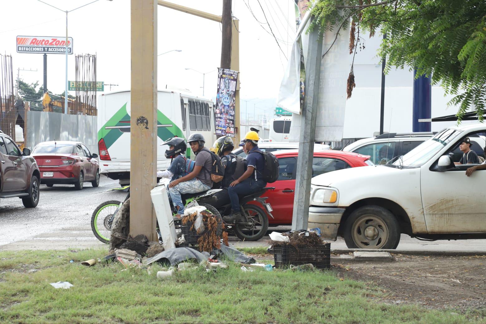 $!Humo, destrozos y huella de violencia dejó paso de grupo armado por Potrerillo en Elota