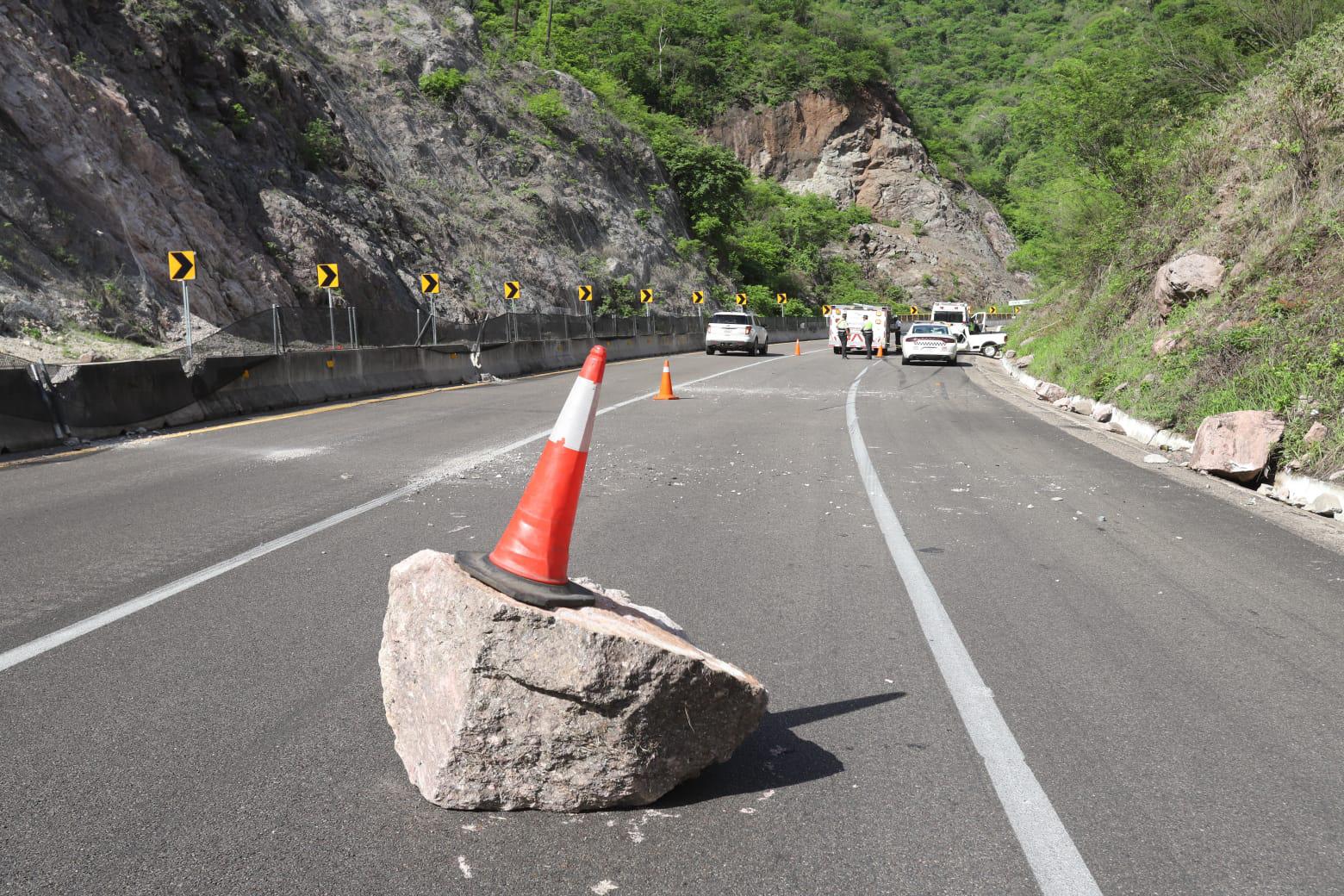 $!Roca aplasta camioneta en la Durango-Mazatlán y provoca muerte de conductor