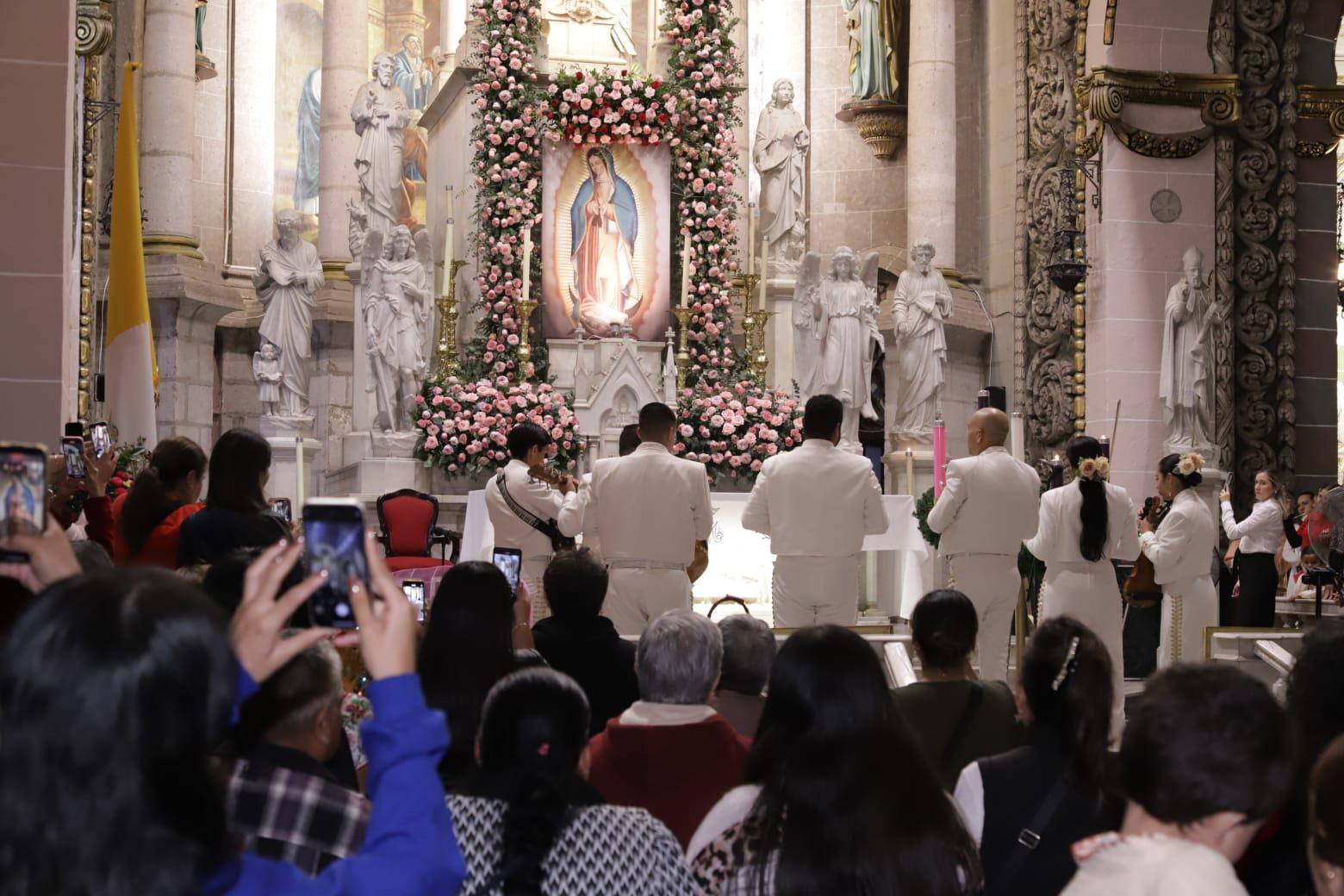 $!Cantan ‘Las Mañanitas’ a la Virgen de Guadalupe, en Catedral de Mazatlán