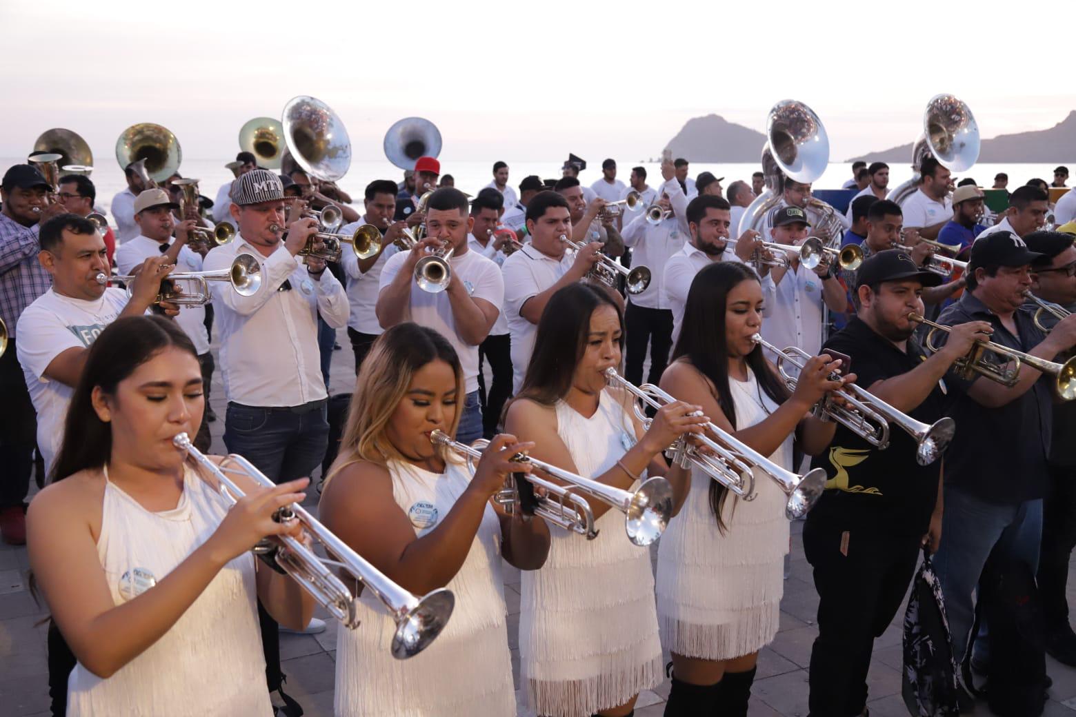 $!Buscan músicos de Mazatlán superar Récord Guinness musical