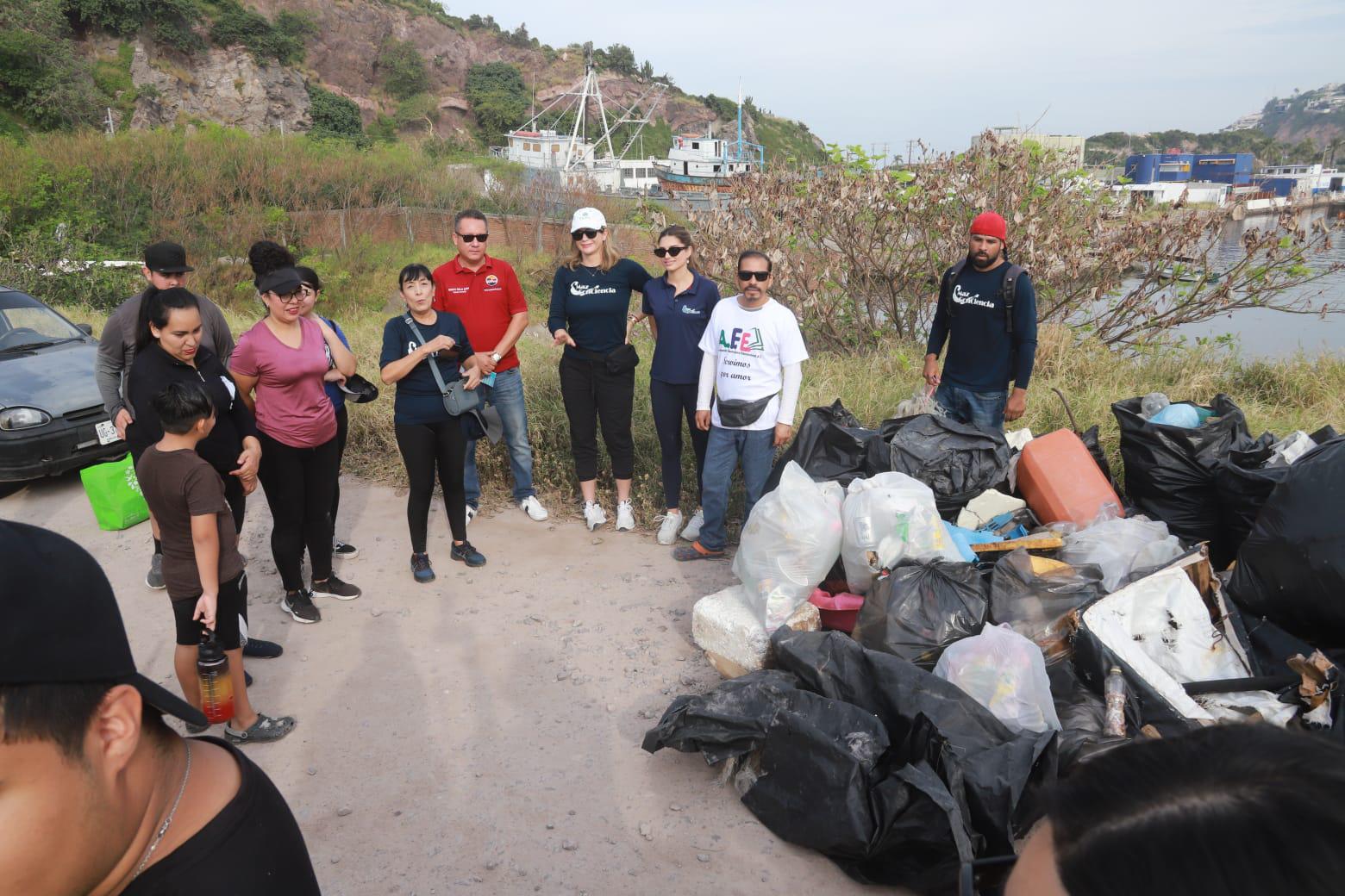 $!Realiza equipo de MazConCiencia limpieza a la escollera del Faro Mazatlán