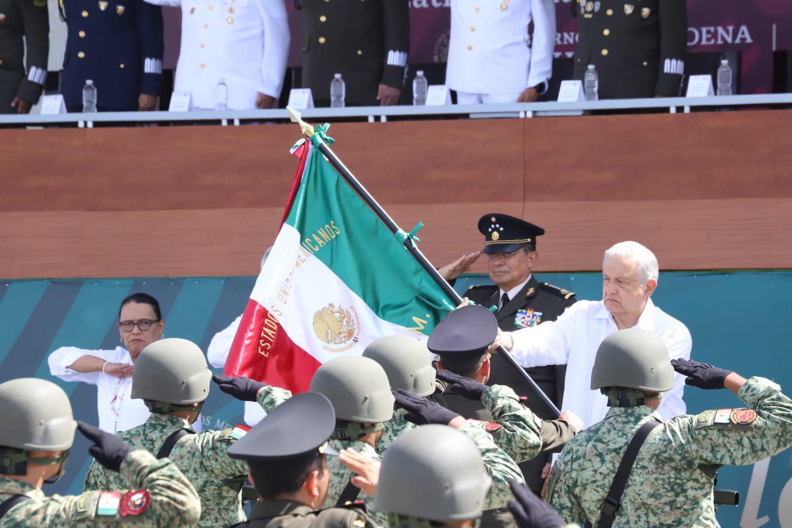 $!Encabeza AMLO celebración del Día de la Bandera en la Glorieta Sánchez Taboada de Mazatlán