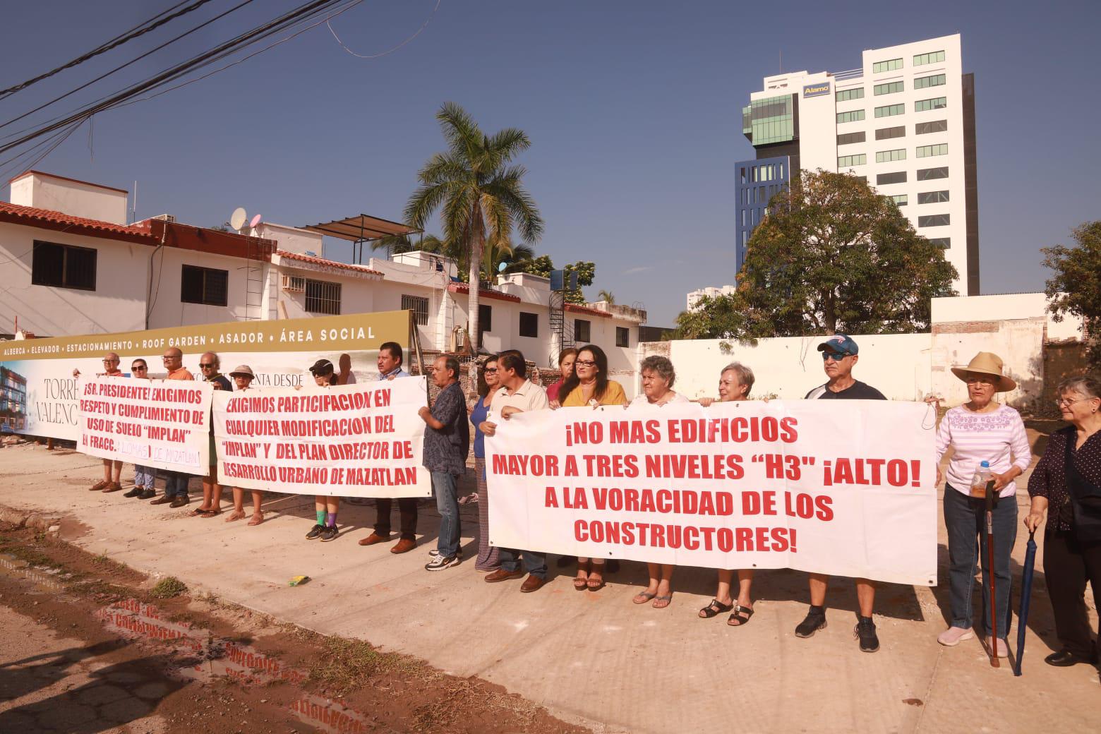 $!Colonos de Lomas de Mazatlán protestan contra obra de construcción