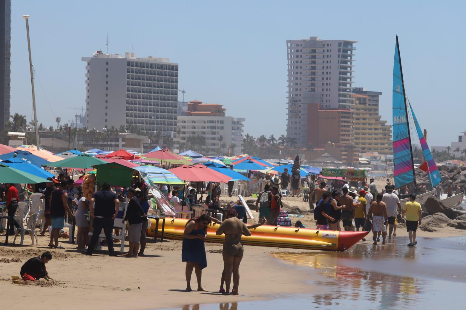 $!Esperan este Viernes Santo entre 80 mil y 100 mil bañistas en las playas de Mazatlán