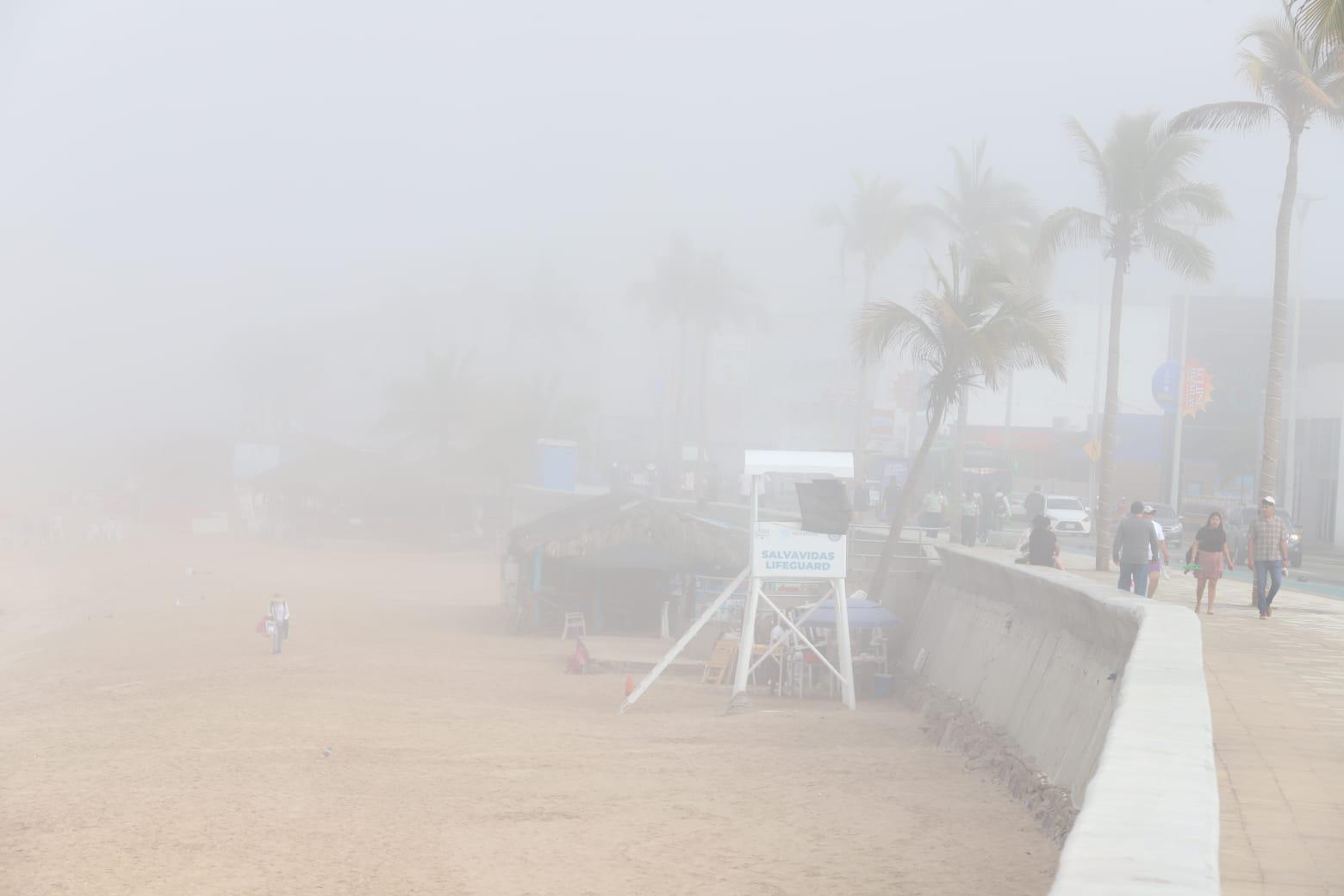 $!Amanece bahía de Mazatlán cubierta de niebla