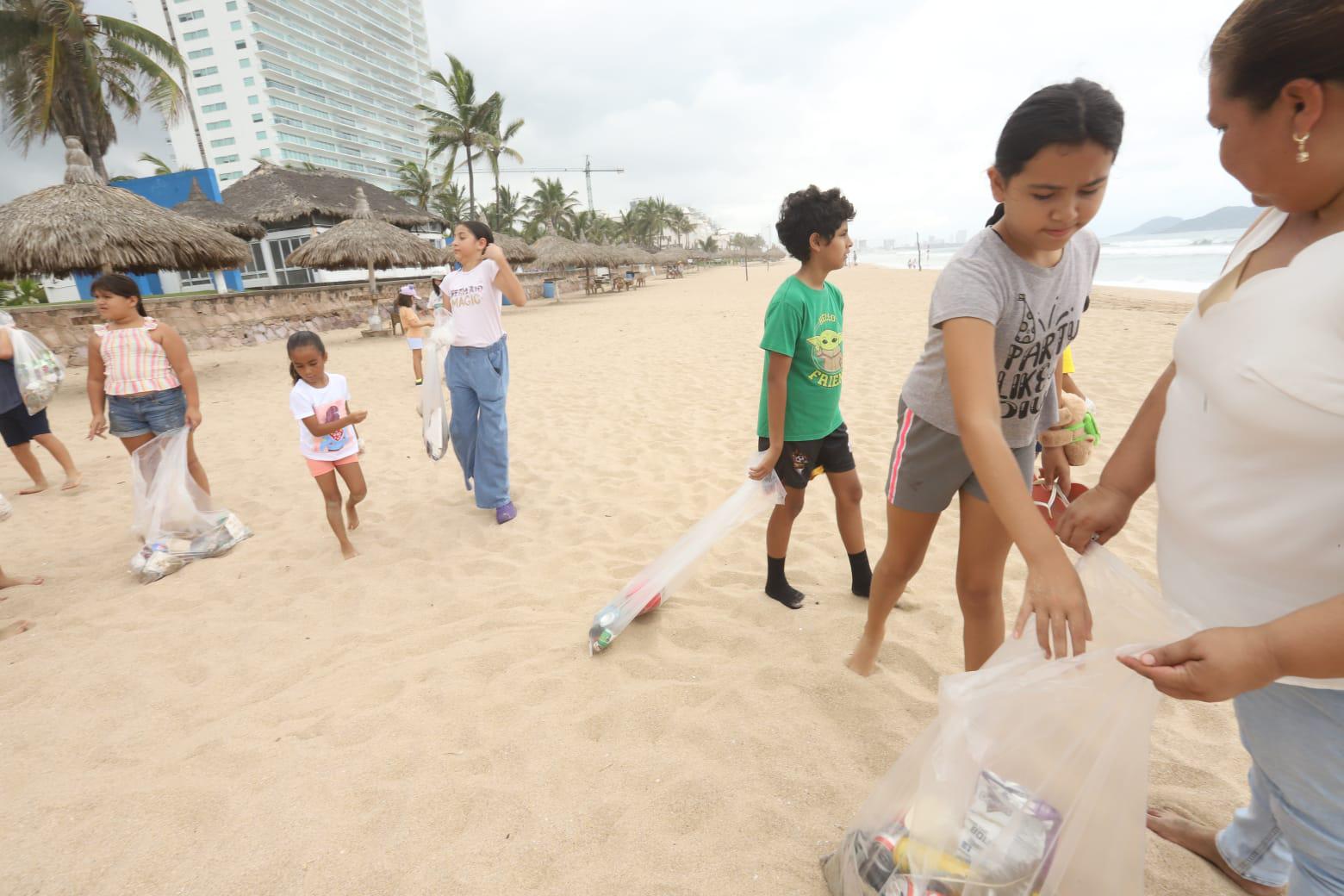 $!Niños y MazConciencia realizan limpieza en playa de Mazatlán