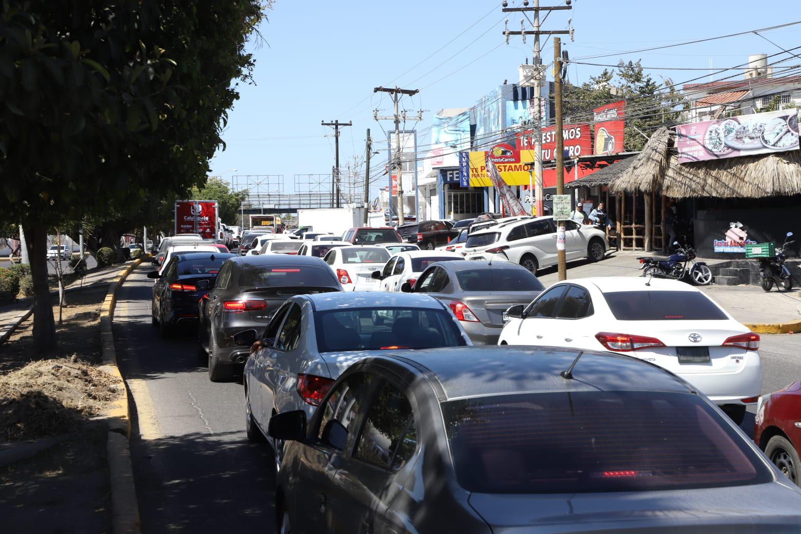 $!Cierran Avenida Leonismo Internacional y ocasiona caos vial por rutas alternas