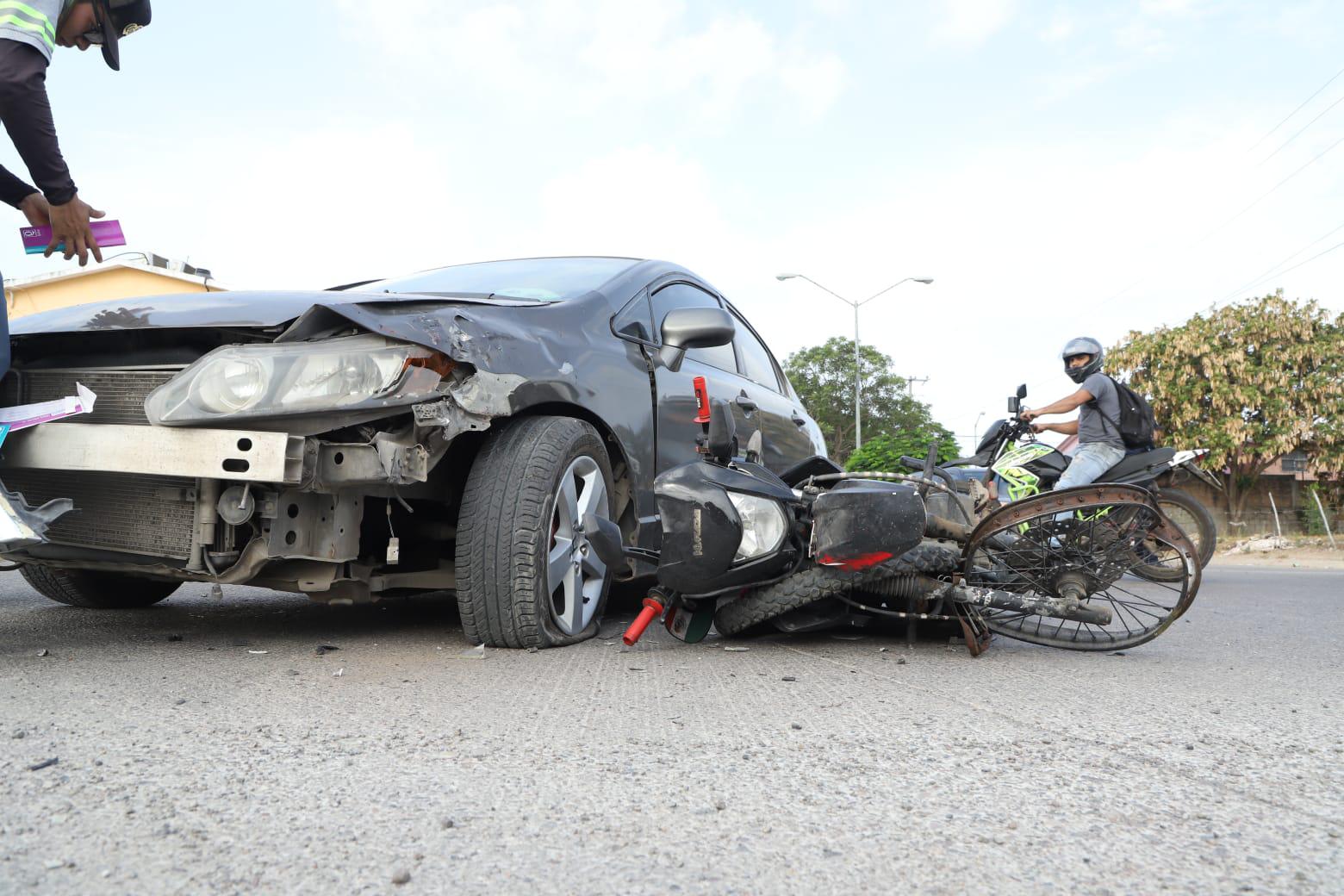 $!Chocan auto y moto en la Avenida Las Torres en Mazatlán; un lesionado