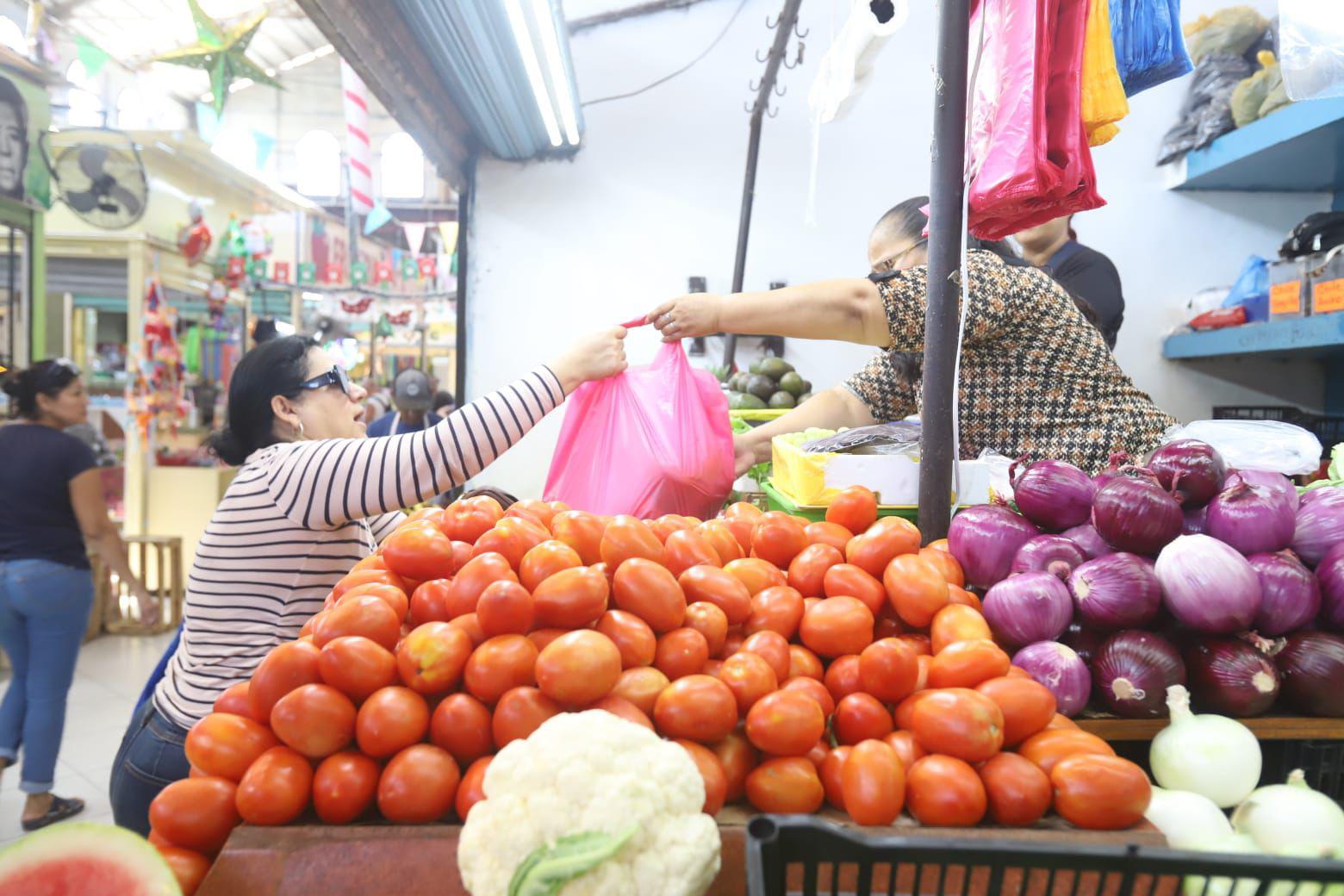 $!Esperan comerciantes del Mercado Pino Suárez repunte en ventas para cierre de año