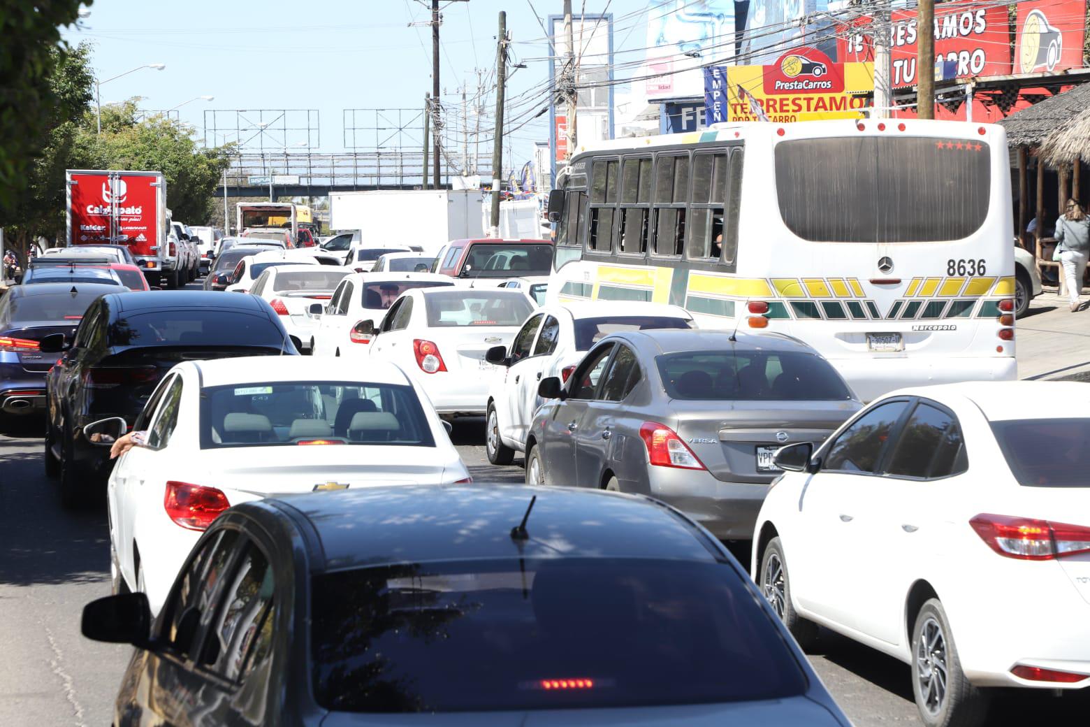 $!Cierran Avenida Leonismo Internacional y ocasiona caos vial por rutas alternas