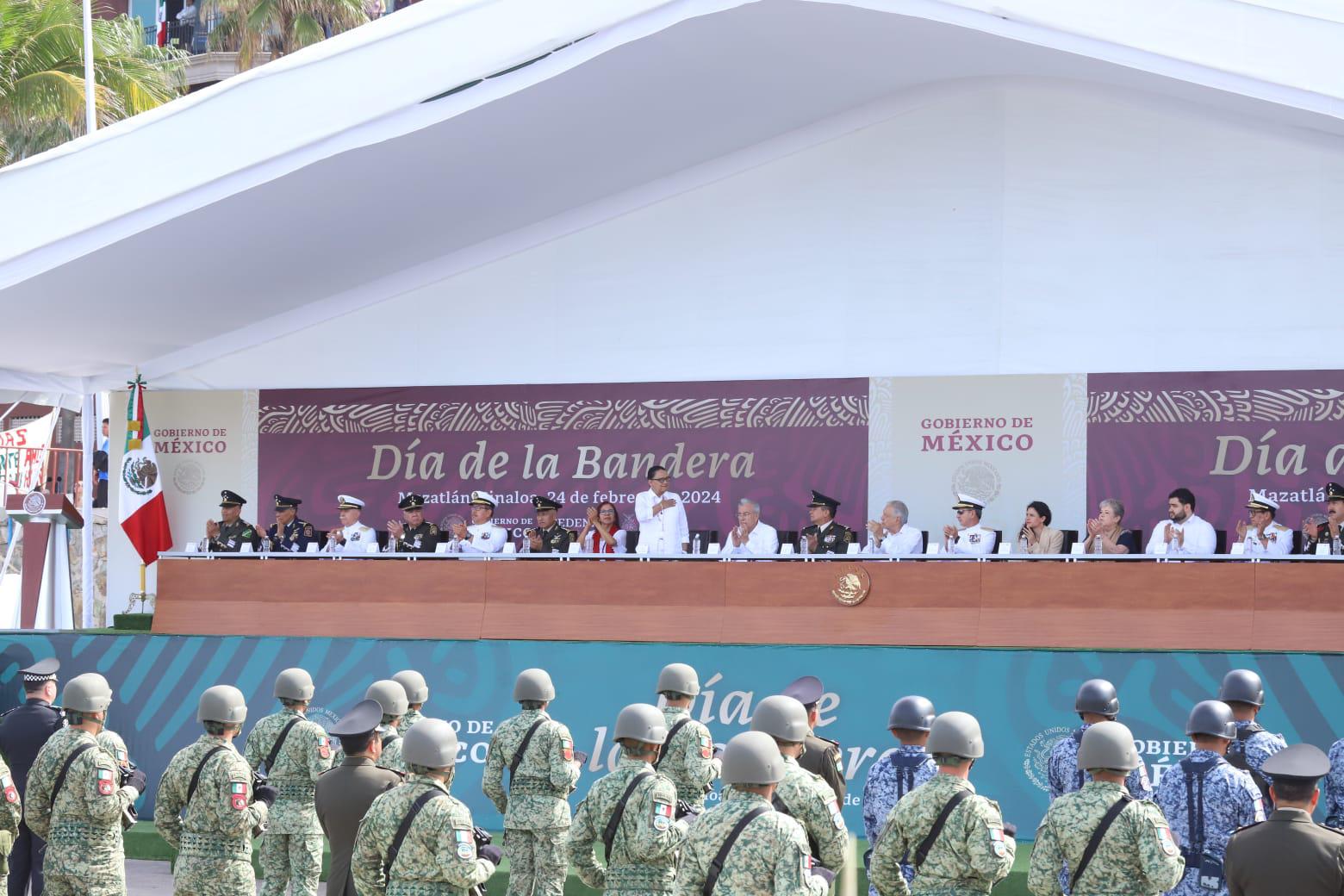 $!Encabeza AMLO celebración del Día de la Bandera en la Glorieta Sánchez Taboada de Mazatlán