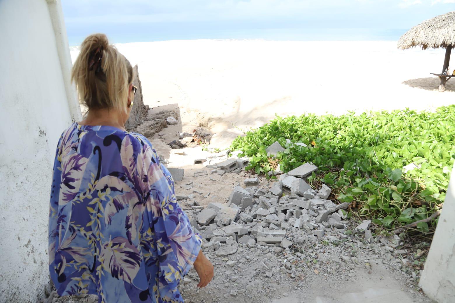 $!Vecinos de Sábalo Cerritos derrumban barda colocada por torre de condominios; piden se respete su derecho de acceso a la playa