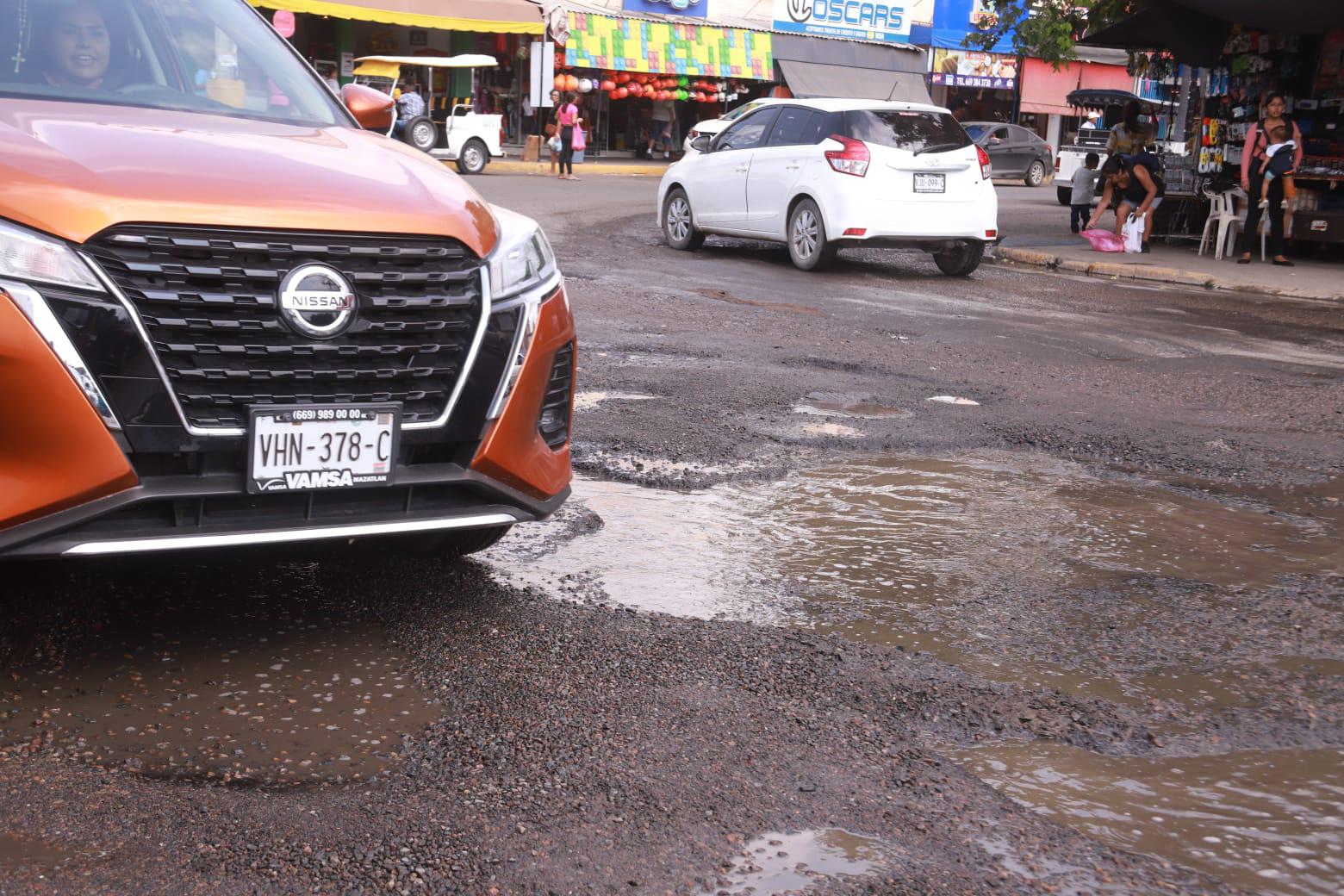 $!Reaparecen los baches en esquina del mercado de la Juárez, en Mazatlán