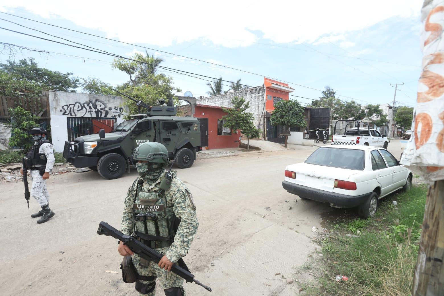 $!Fuerzas Federales aseguran toma clandestina de combustible en bodega de colonia Loma Atravesada en Mazatlán