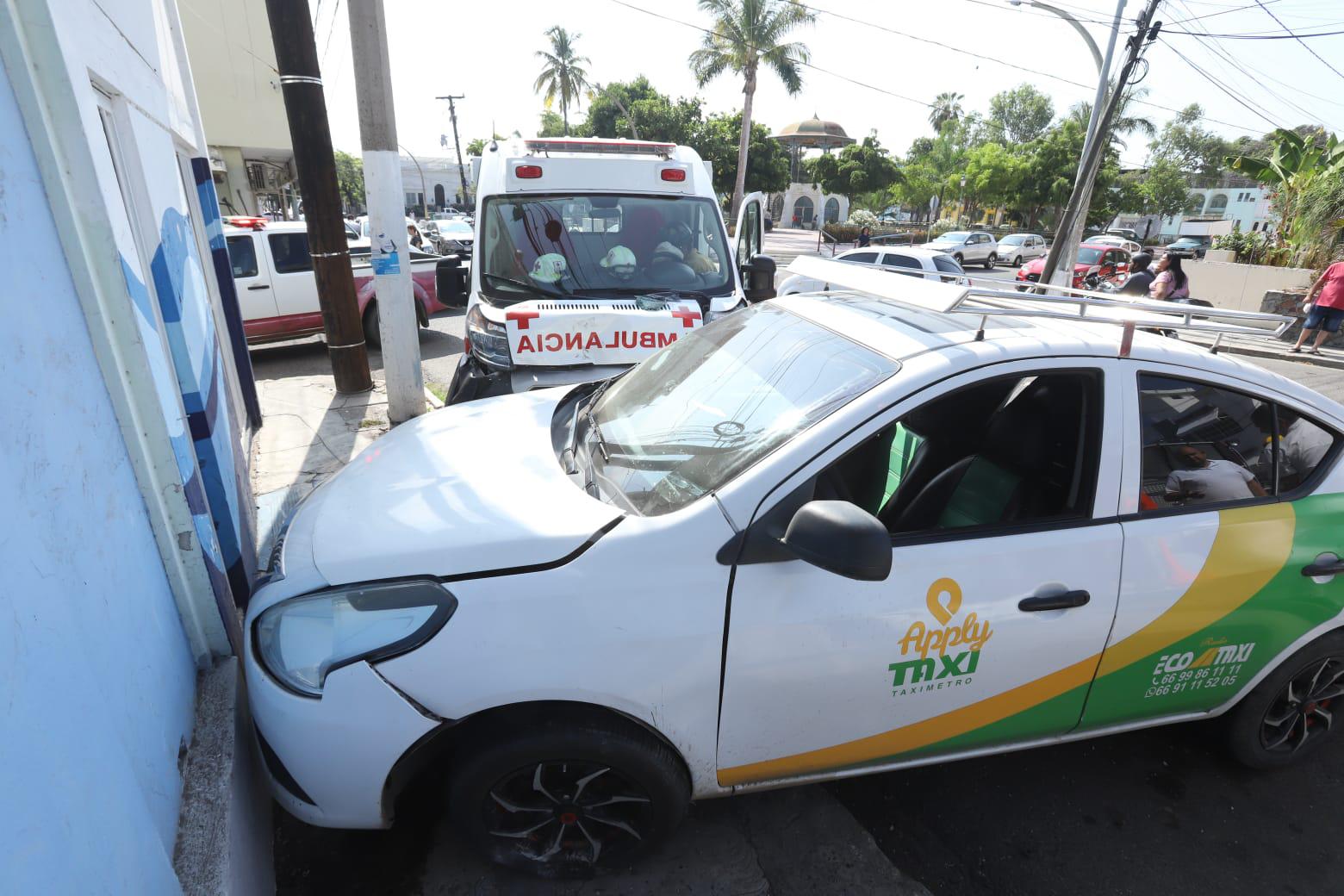 $!Fuga de gas genera explosión en restaurante del Cerro del Vigía; tras el llamado, ambulancia se impacta contra taxi