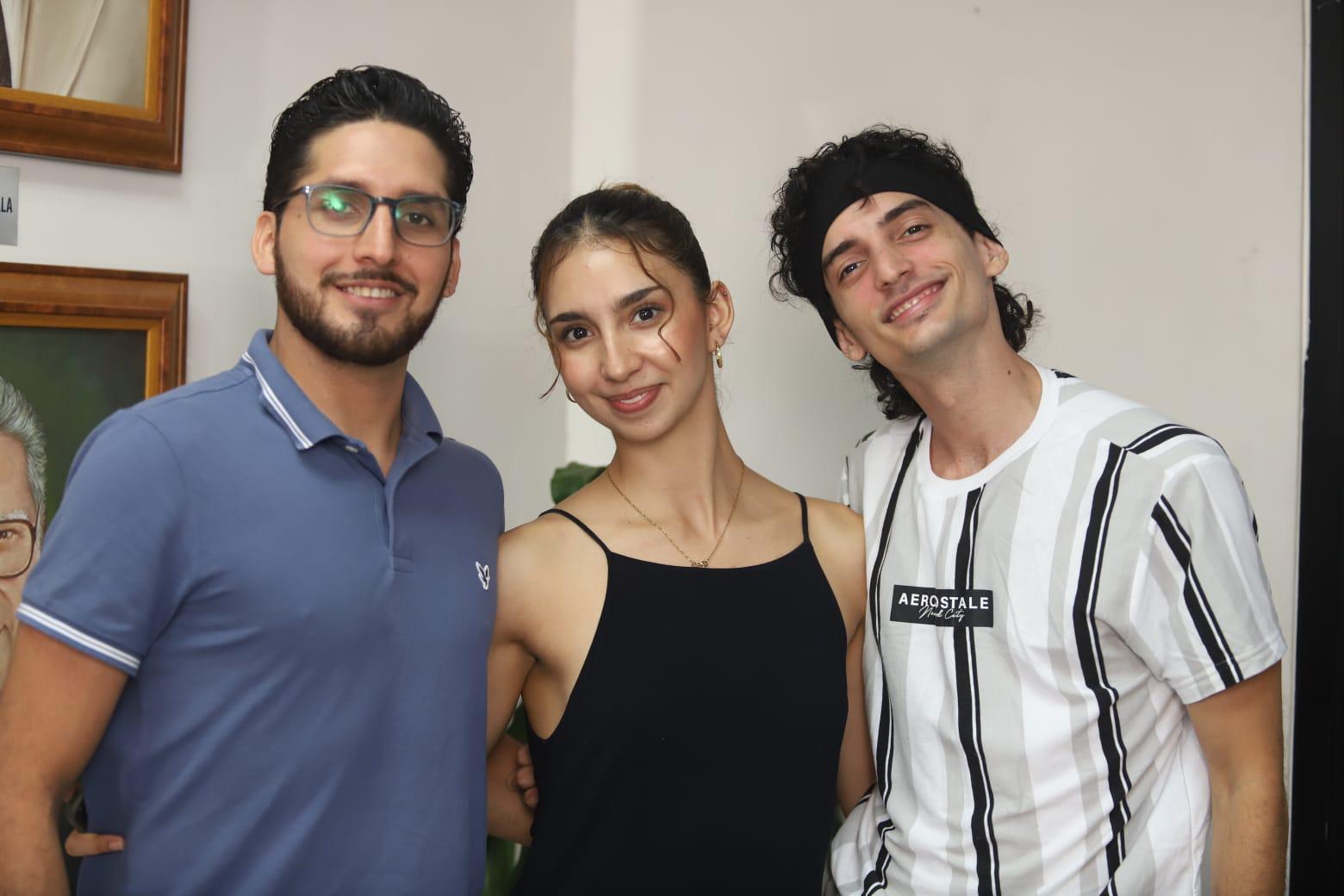 $!Los bailarines de la Compañía Ballet de Mazatlán, en su visita a Noroeste Mazatlán.