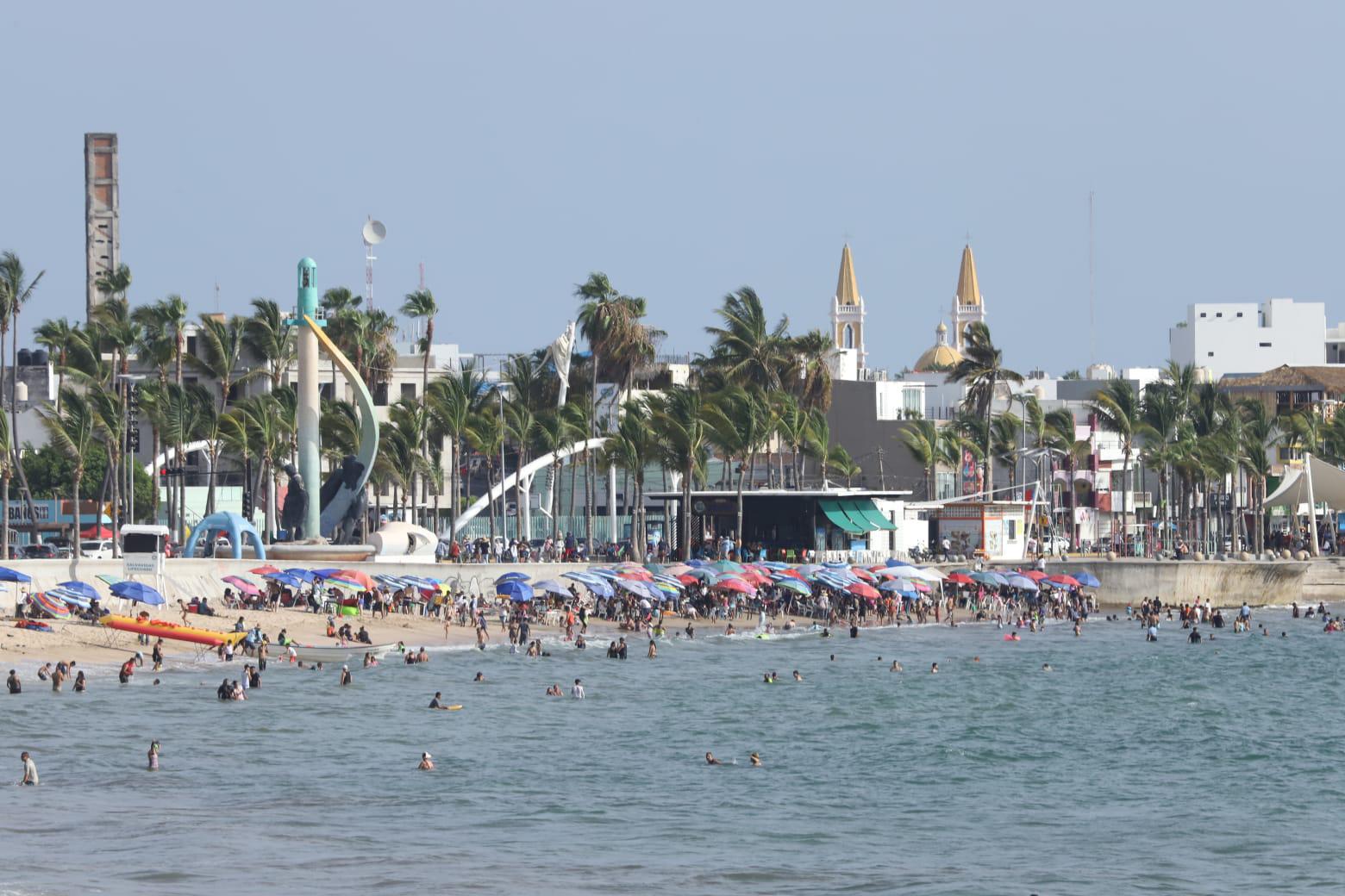 $!Playas de Mazatlán lucen concurridas la tarde de este jueves