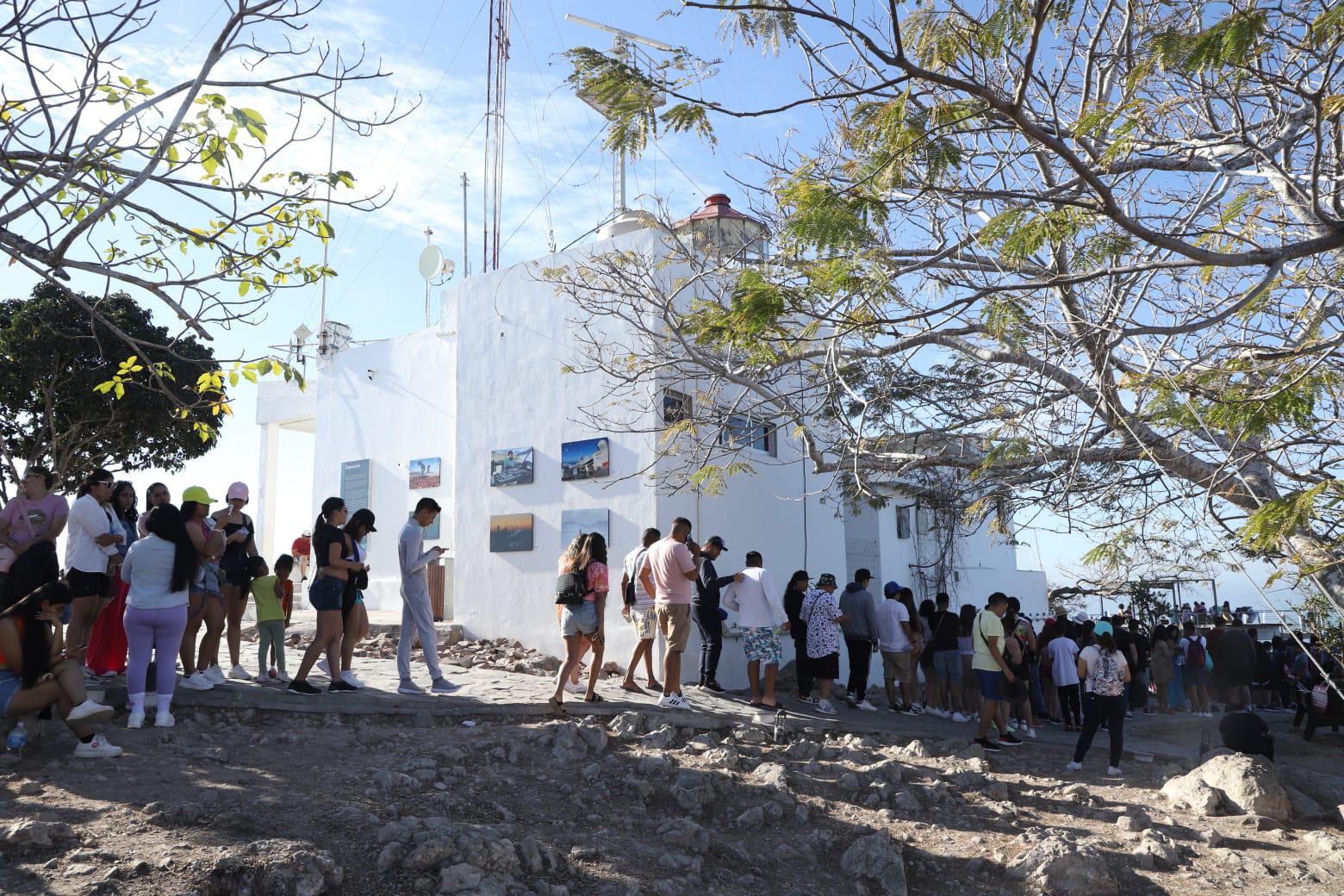 $!Carnaval atrae a cientos de visitantes al faro de Mazatlán