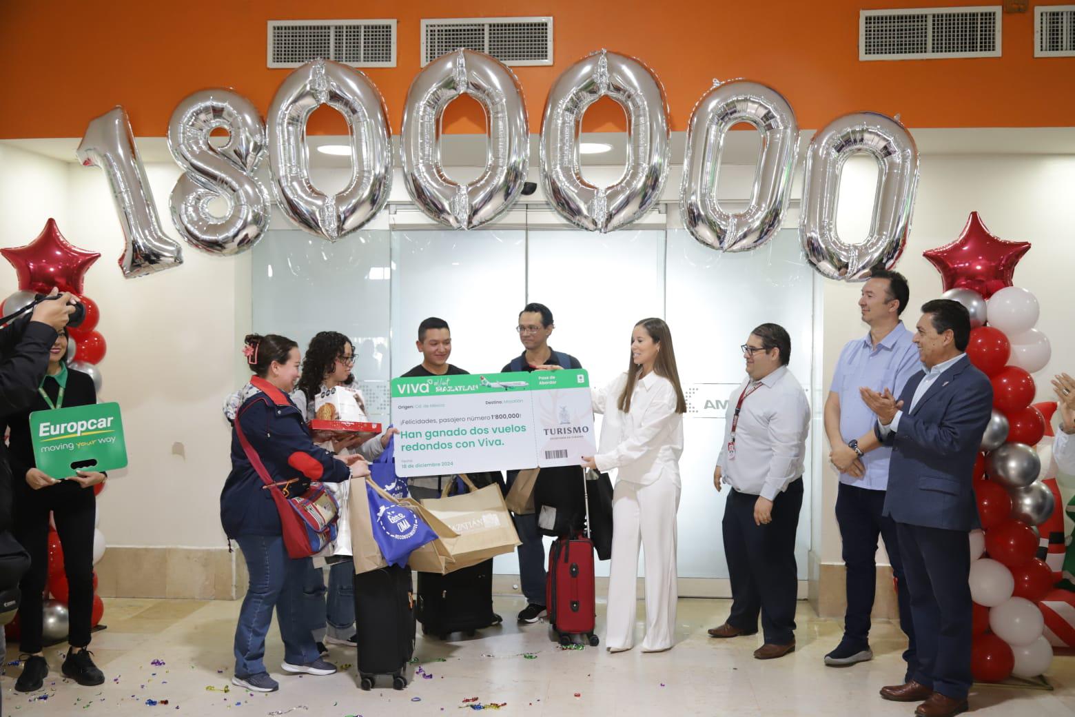 $!Con gran fiesta reciben en el Aeropuerto de Mazatlán a la pasajera 1 millón 800 mil