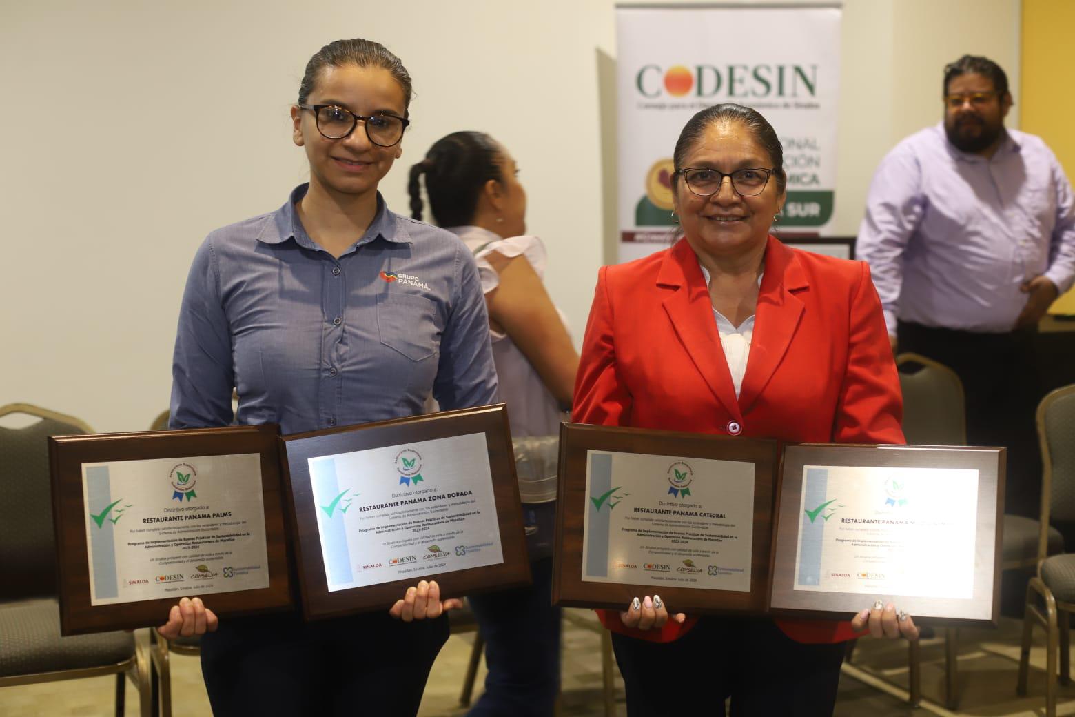 $!Sandra Beltrán y Rosa María Peredo, de Grupo Panamá, con los reconocimientos.