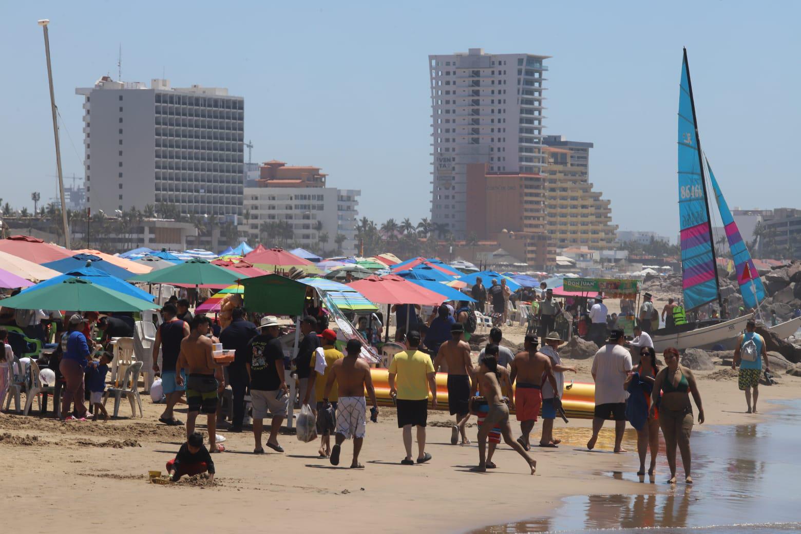 $!Esperan este Viernes Santo entre 80 mil y 100 mil bañistas en las playas de Mazatlán