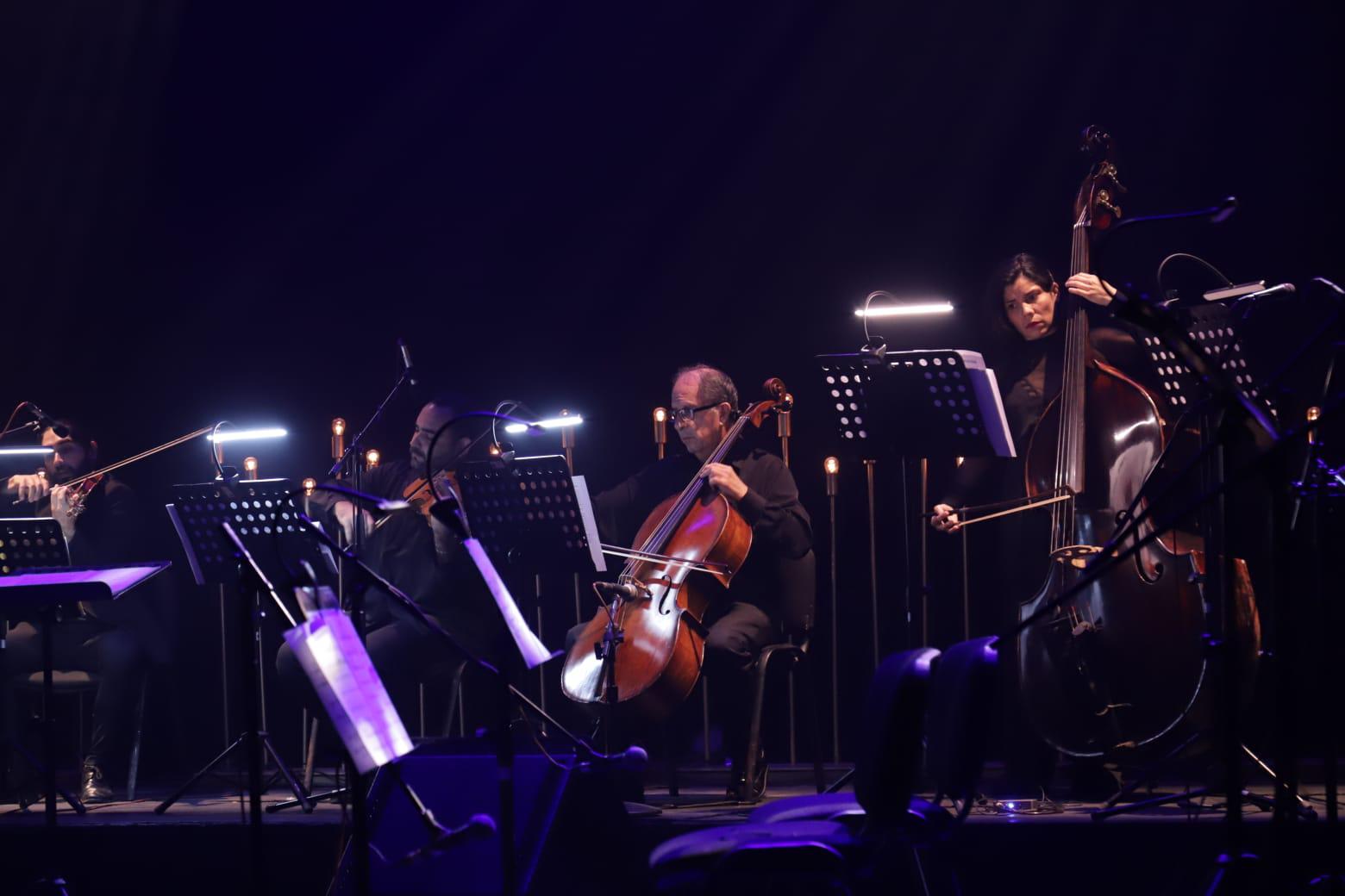 $!El cantante estuvo acompañado por la Camerata Mazatlán dirigida por el maestro Sergio Freeman.