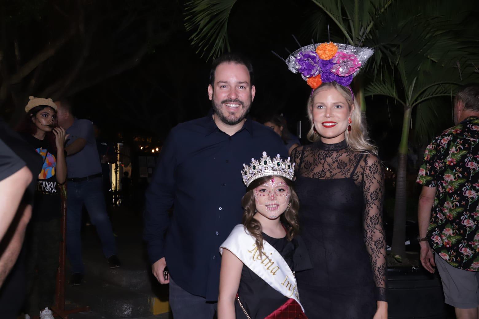 $!Ricardo Velarde y Natalia García de Velarde con su pequeña María Paula, Reina Infantil del Carnaval 2024.