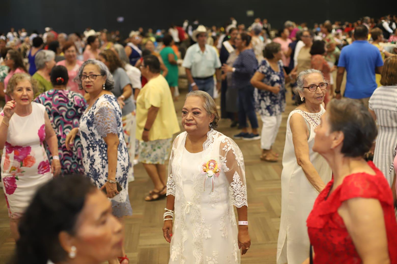 $!Los abuelitos disfrutaron de un baile en su honor.