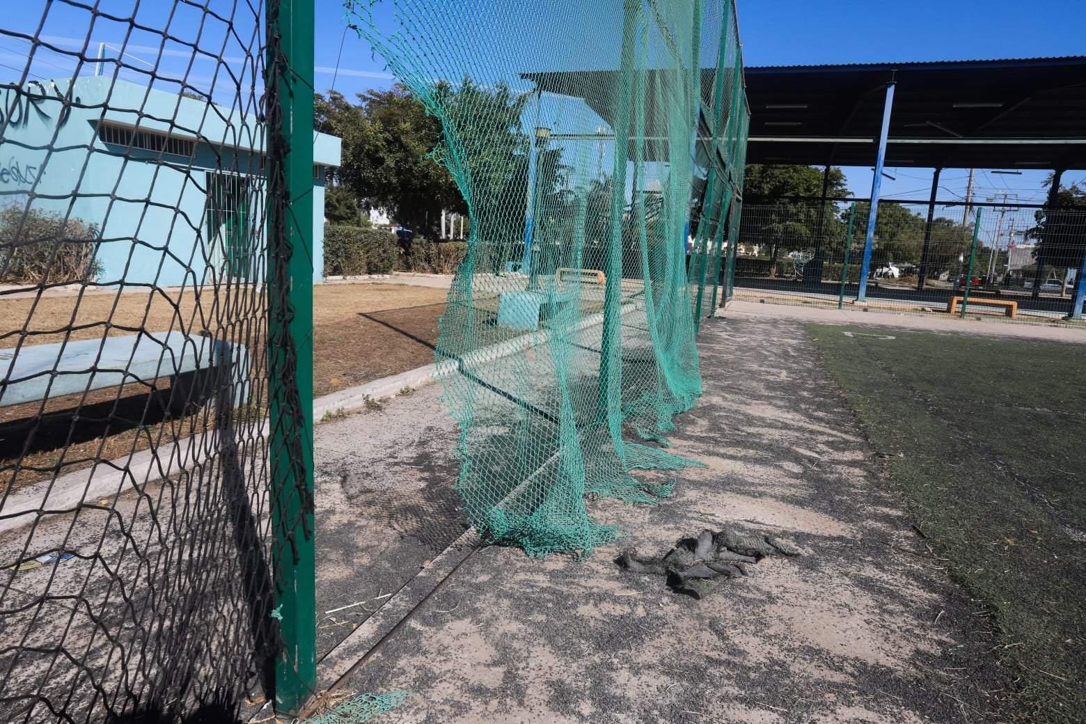 $!Rehabilitan el campo y parque deportivo en La Foresta; pero lluvia los deja encharcados