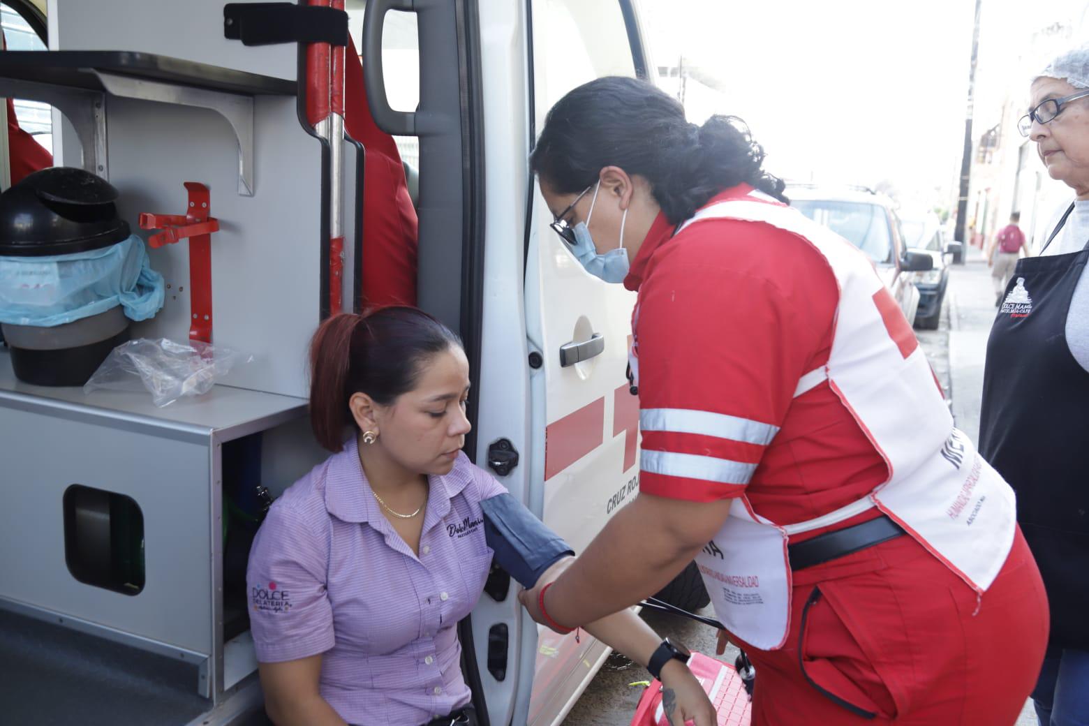 $!Fuga de amoníaco en fábrica de hielo intoxica personal de una pastelería en Mazatlán