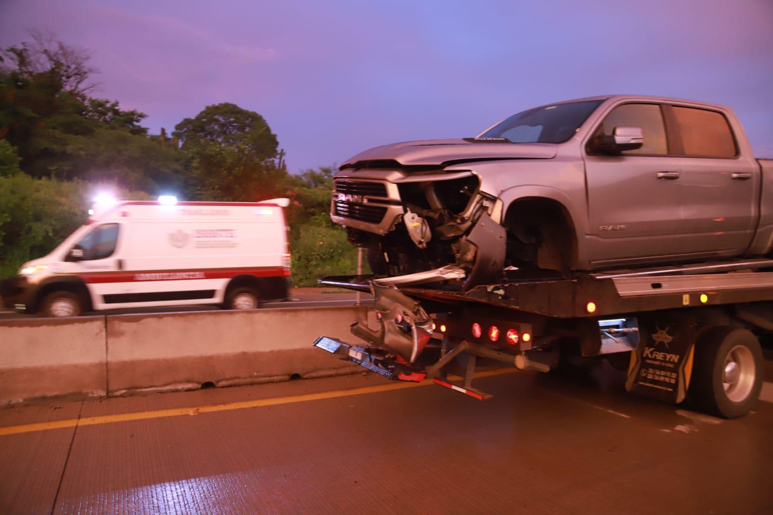 $!Camioneta derrapa y se impacta contra muro de contención en el Libramiento Mazatlán