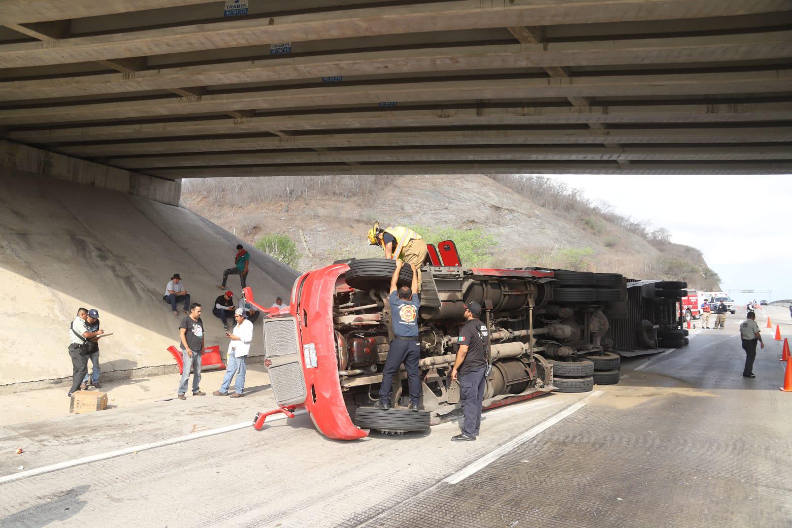 $!Tráiler cargado de manzanas vuelca en Libramiento Mazatlán