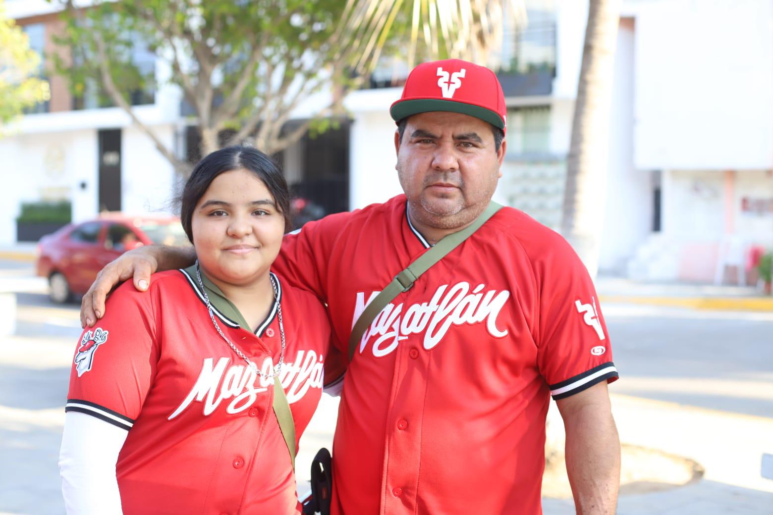 $!Llega la afición roja al Teodoro Mariscal para apoyar a Venados de Mazatlán