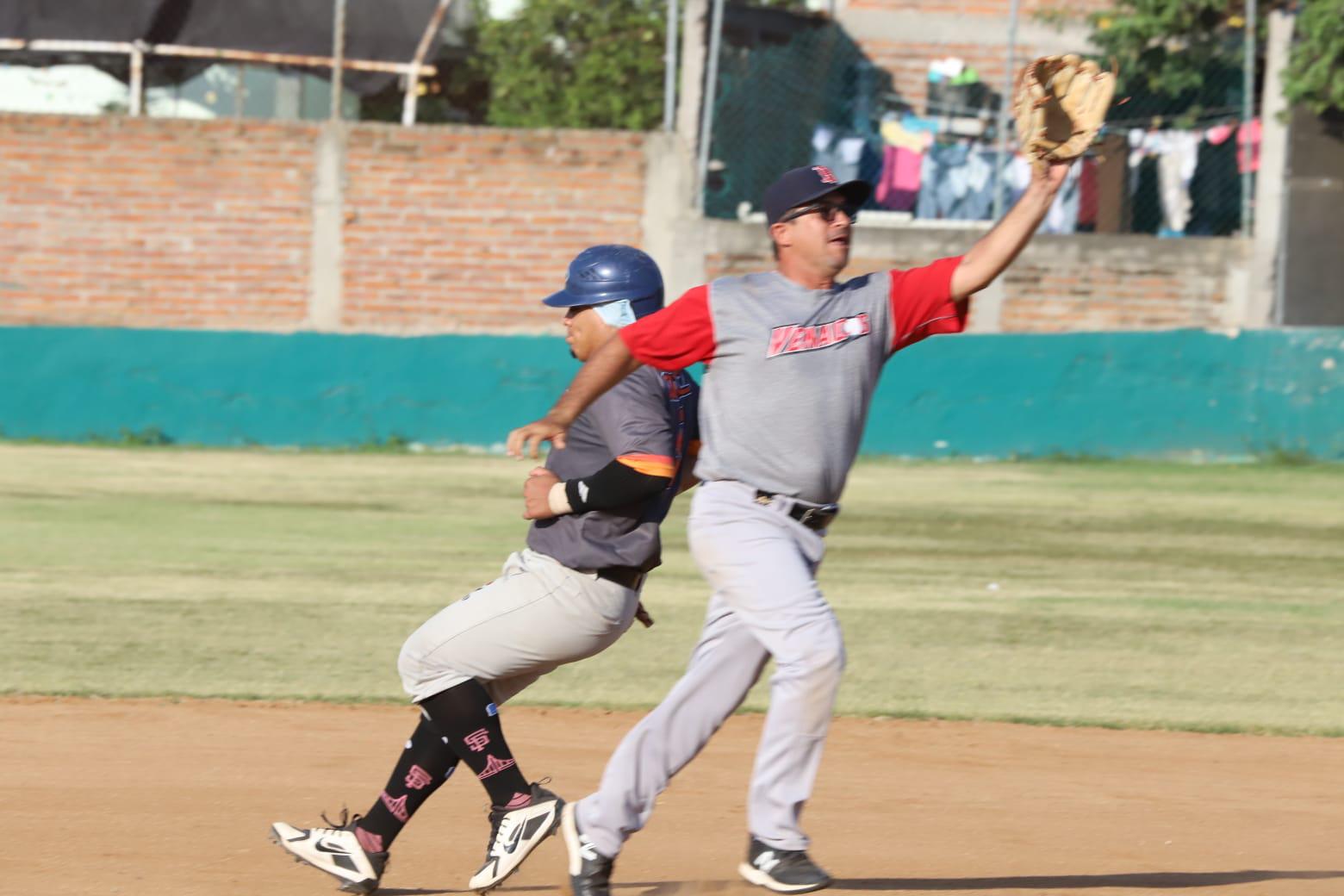 $!Familia Velarde empata semifinales de Liga de Beisbol Meseros