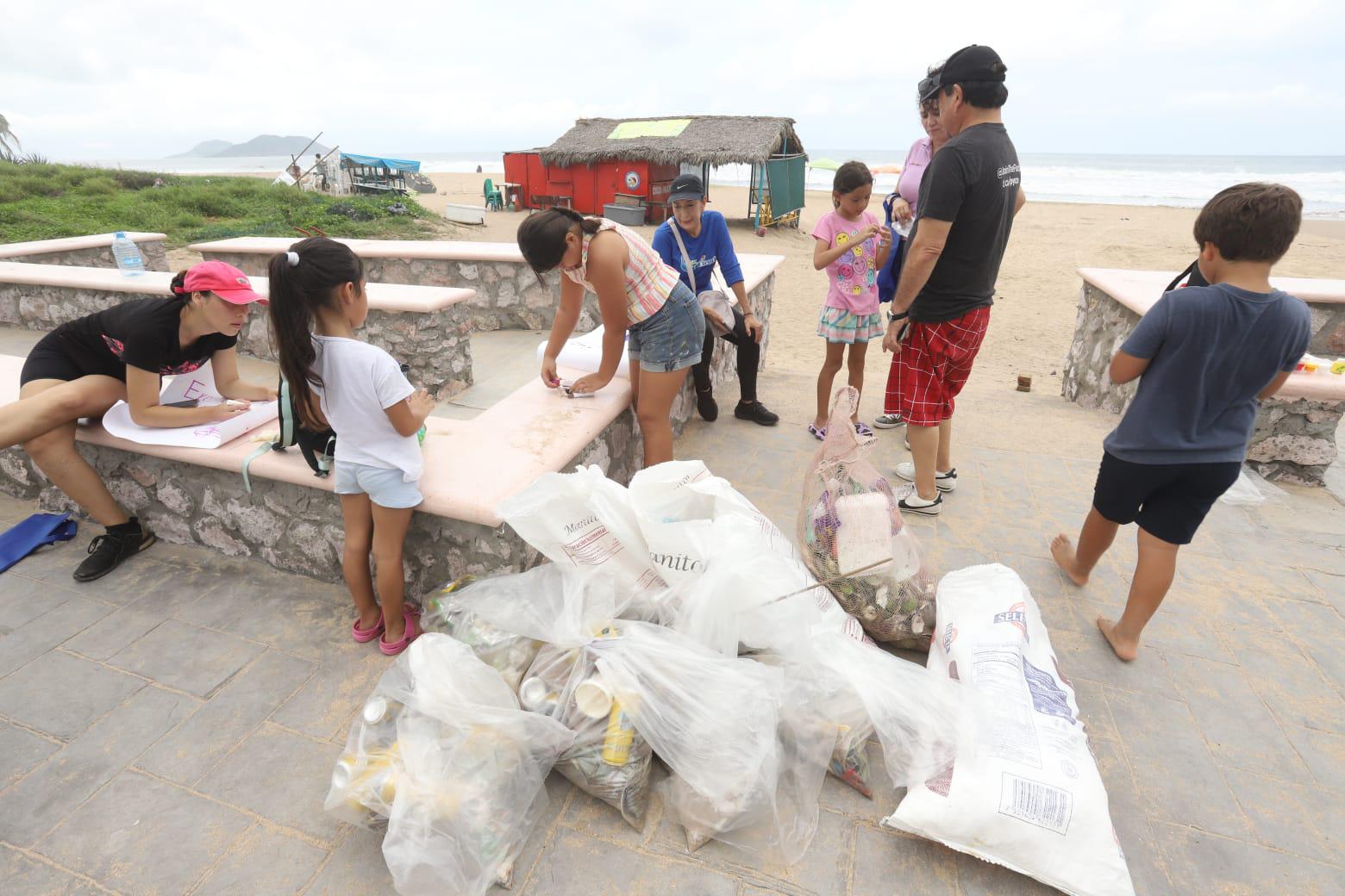 $!Niños y MazConciencia realizan limpieza en playa de Mazatlán