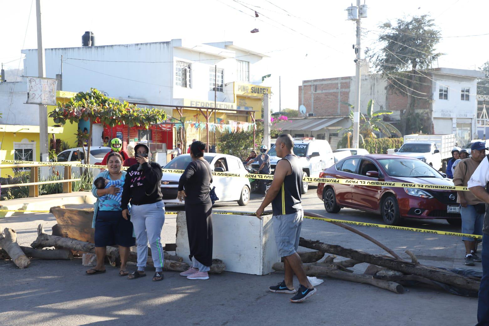 $!Bloqueo de la avenida Pino Suárez provoca caos vial en el sur de Mazatlán