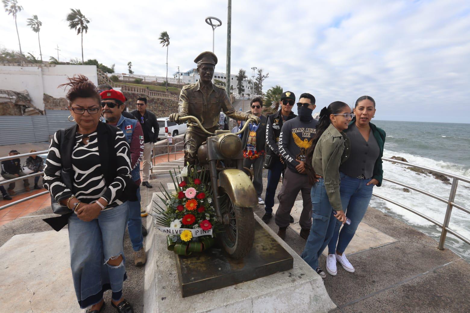 $!Rinden homenaje a Pedro Infante frente al mar por su 107 aniversario de nacimiento