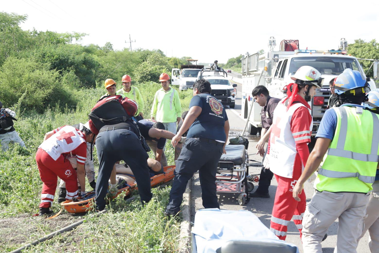 $!Camioneta vuelca y se incendia en la Autopista Mazatlán-Culiacán; hay dos lesionados