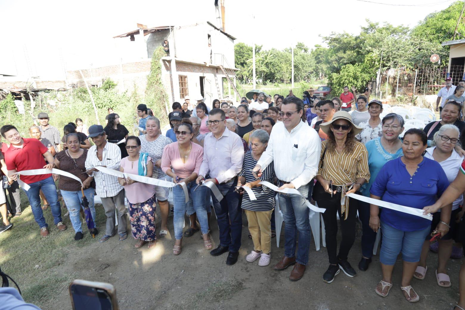 $!Entregan obra de electrificación en colonia Presas del Valle, al norte de Mazatlán